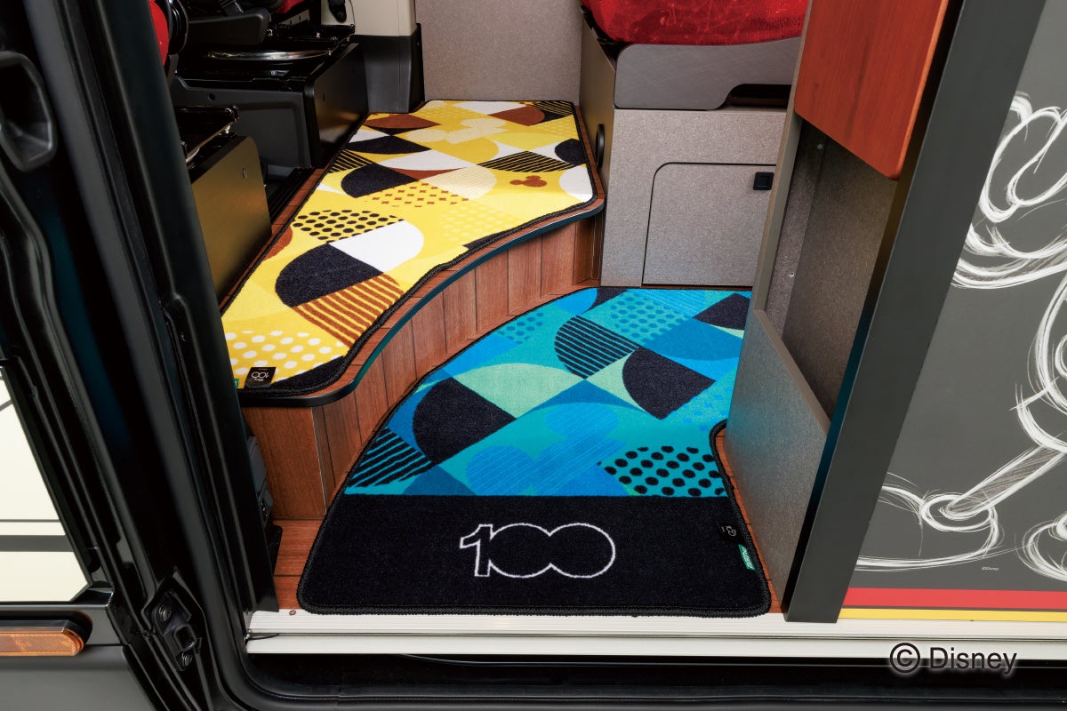 ミツマルが組み込まれた幾何学パターンのカーペットで、室内空間を楽しくカラフルに彩る