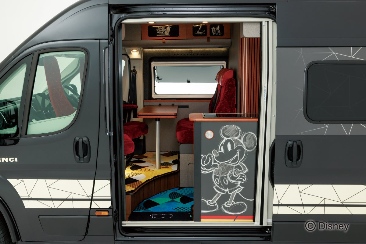 旅のはじまりとなるスライドドアを開ければ、物語の原点を感じるスケッチ風アートのミッキーマウス