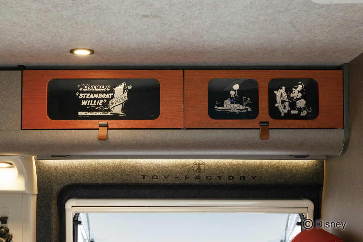 スライドドアを開けた上のアッパーボックスには『蒸気船ウィリー』のアートを採用