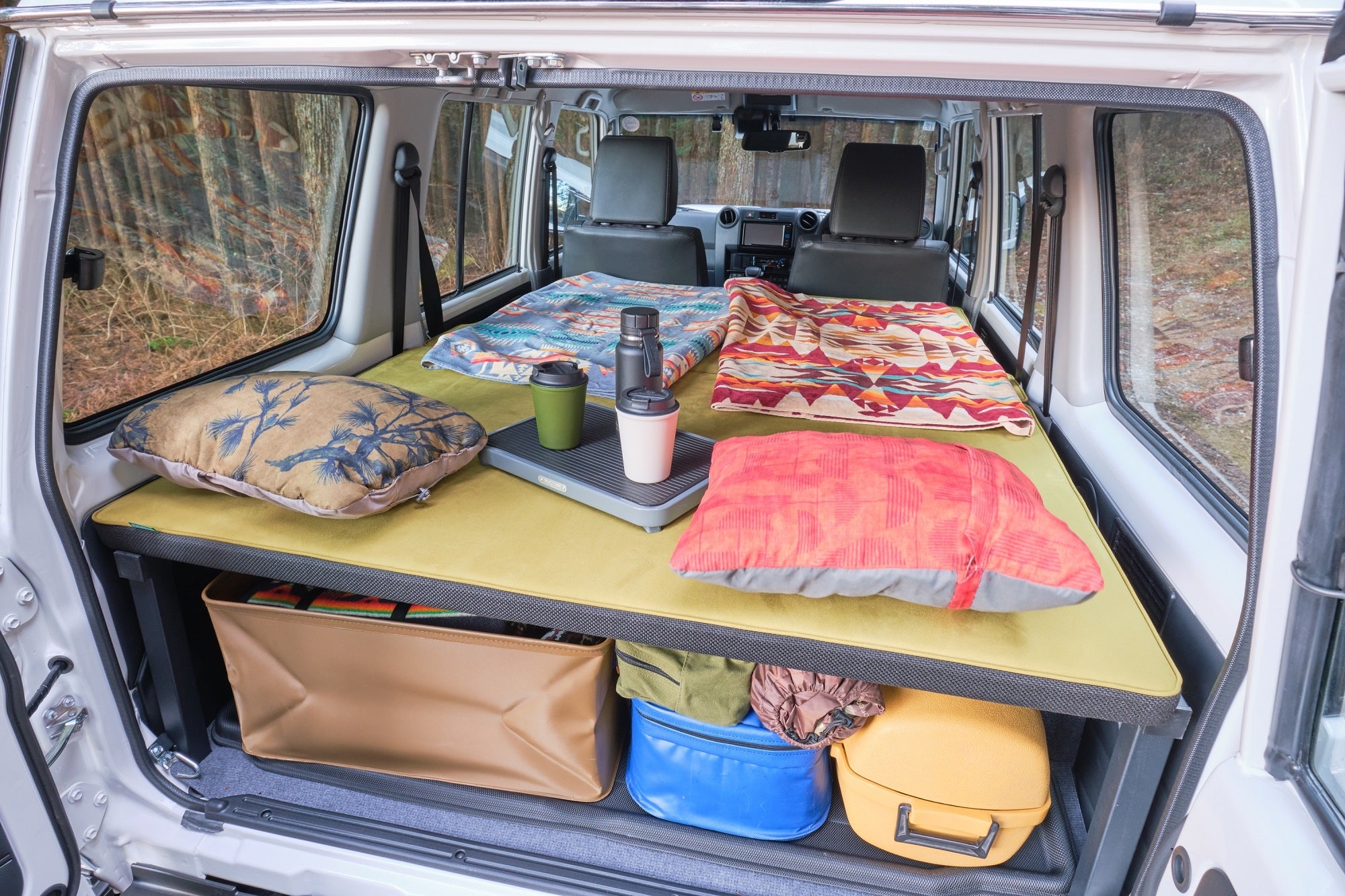 ベッドマットの下にも十分なラゲッジスペースを確保