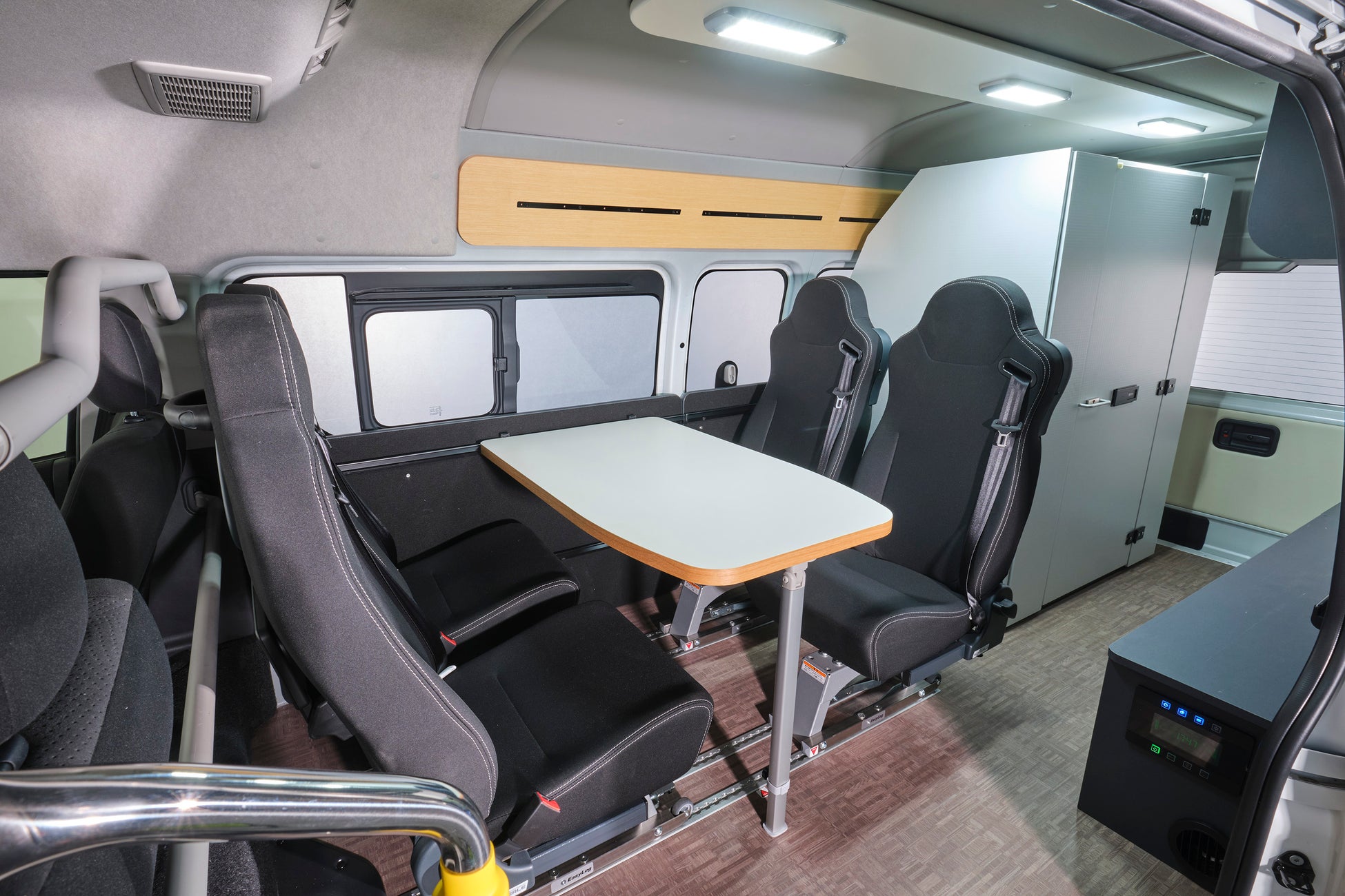 ハイエース車内が、デスクとトイレルームを設置した移動オフィスに