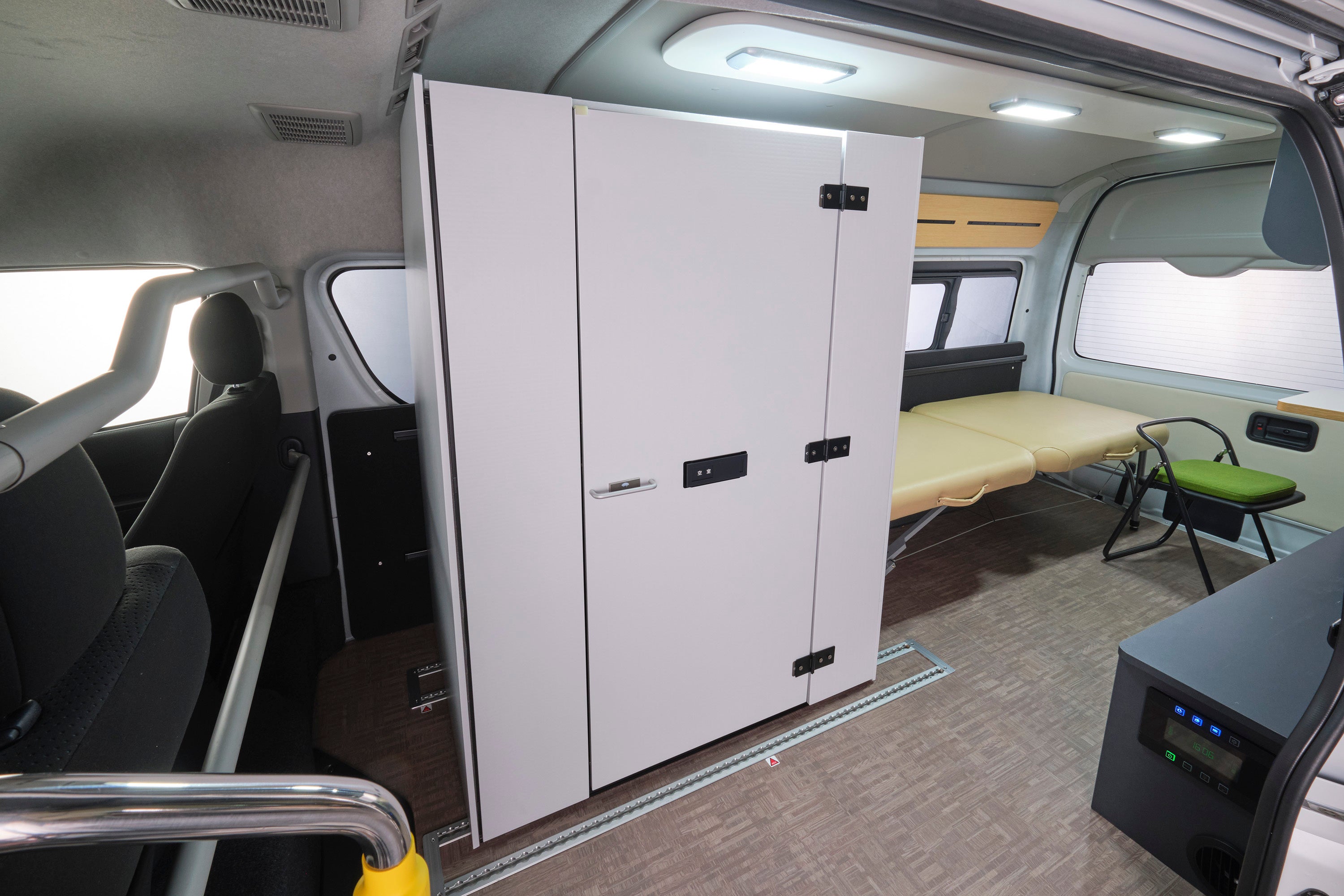 車内にトイレルームを最大2部屋設置可能。災害時の備 えや屋外イベントでの簡易トイレカーなど、用途は多岐にわたります。