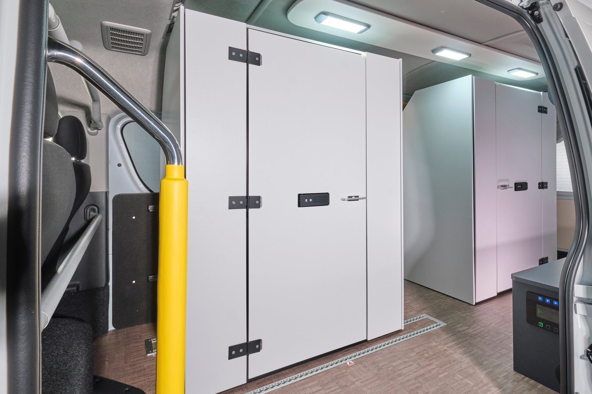 ハイエース車内が、個室2部屋のトイレルームに