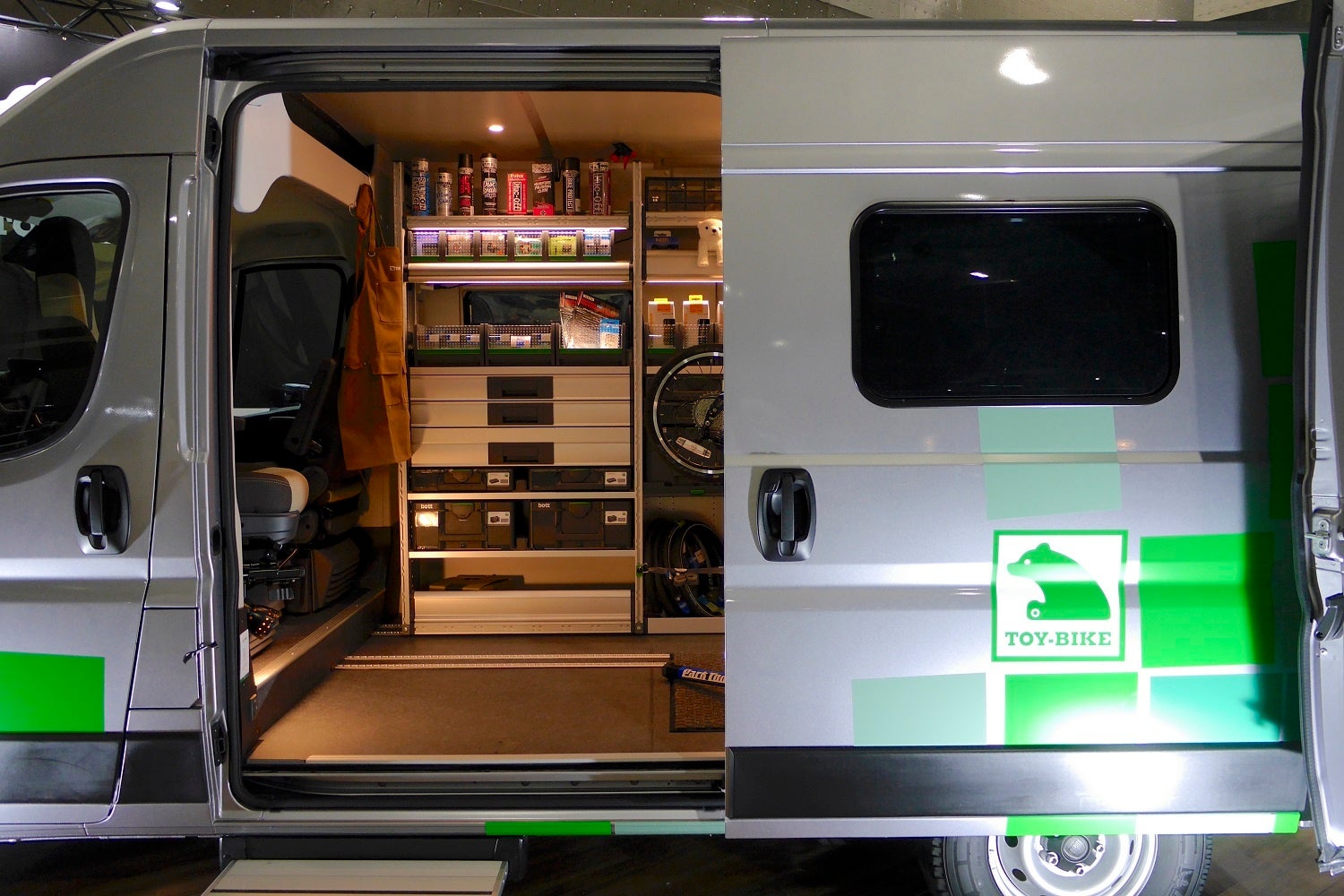 bott製品でフィアット デュカトを自転車整備ルームに仕上げた特別仕様