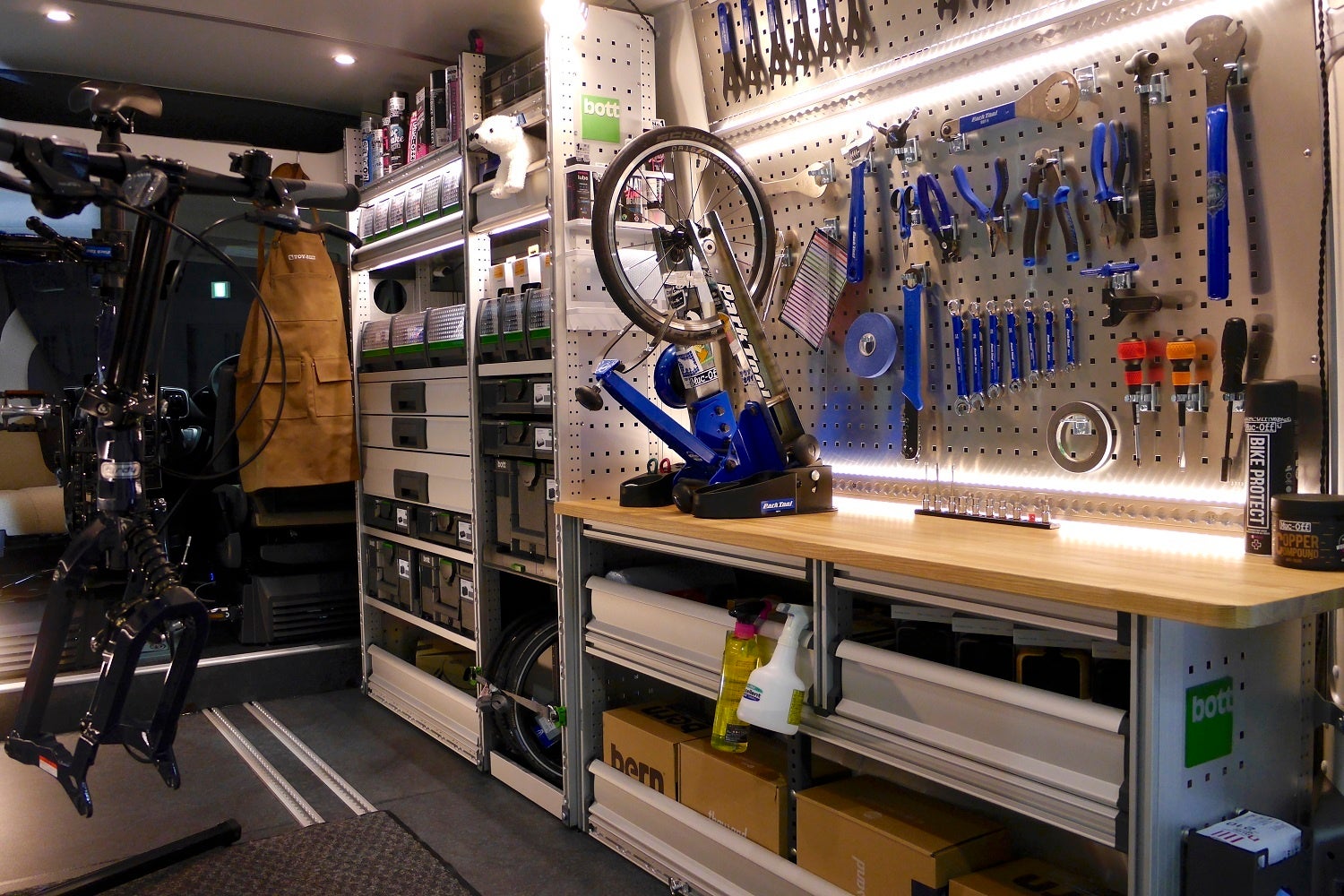 bott製品でフィアット デュカトを自転車整備ルームに仕上げた特別仕様