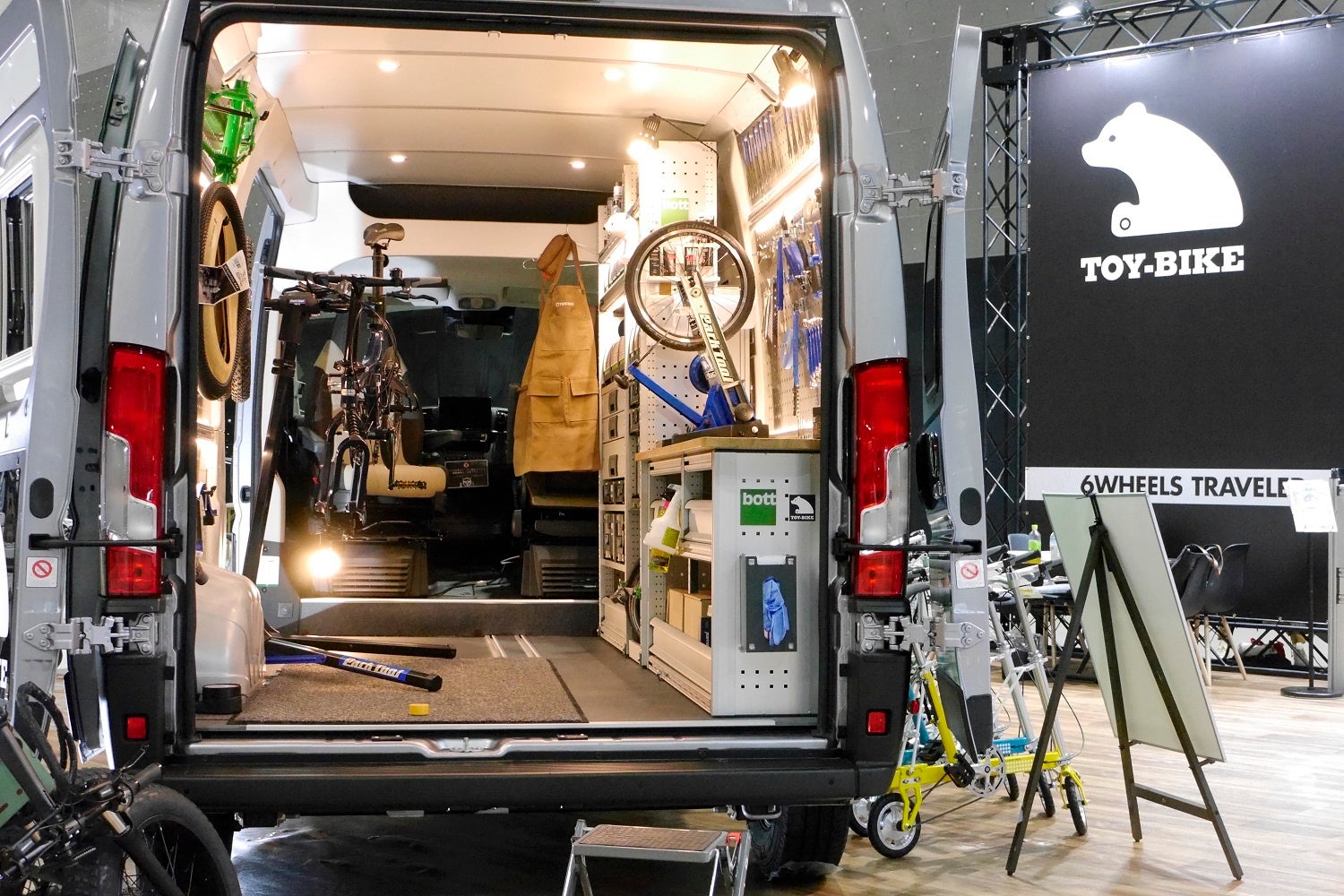 bott製品でフィアット デュカトを自転車整備ルームに仕上げた特別仕様