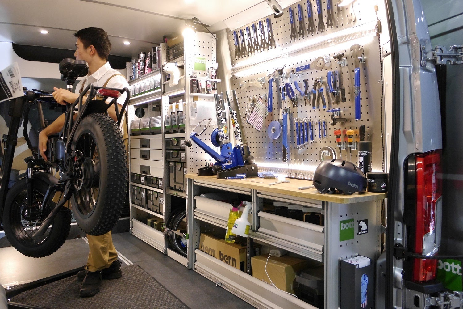 bott製品でフィアット デュカトを自転車整備ルームに仕上げた特別仕様