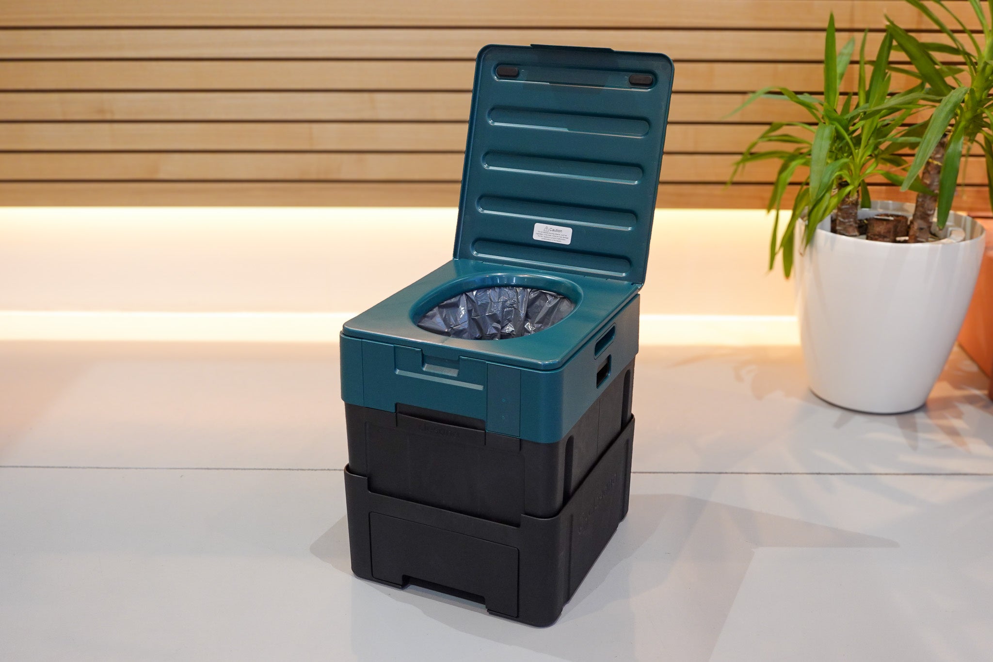 【最新防災トイレ】能登半島地震での活用実績から進化した“水のいらないトイレ”の新型「クレサナX1」想定超の反響