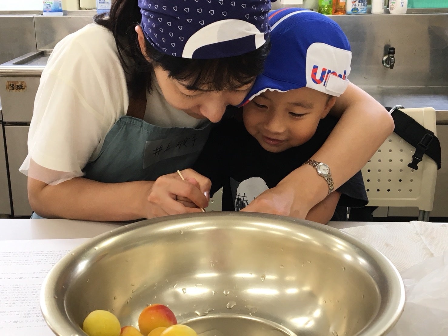 親子で梅干し作り教室の様子 by みなむすGOHAN PROJECT