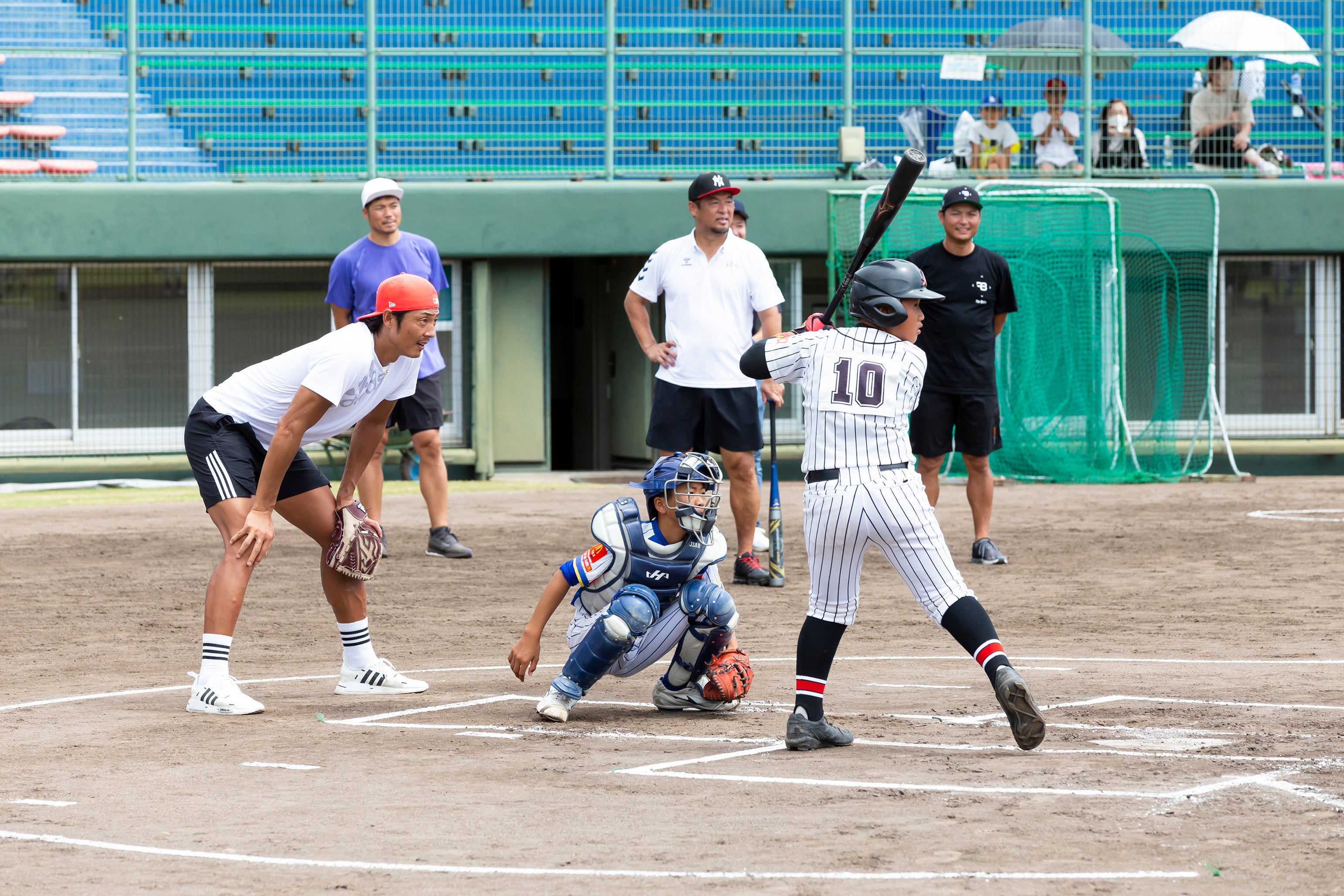 対戦を見守る選手たち