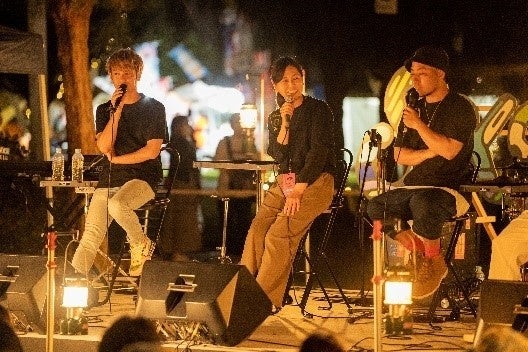 画像中央が神里ルミ総務課長