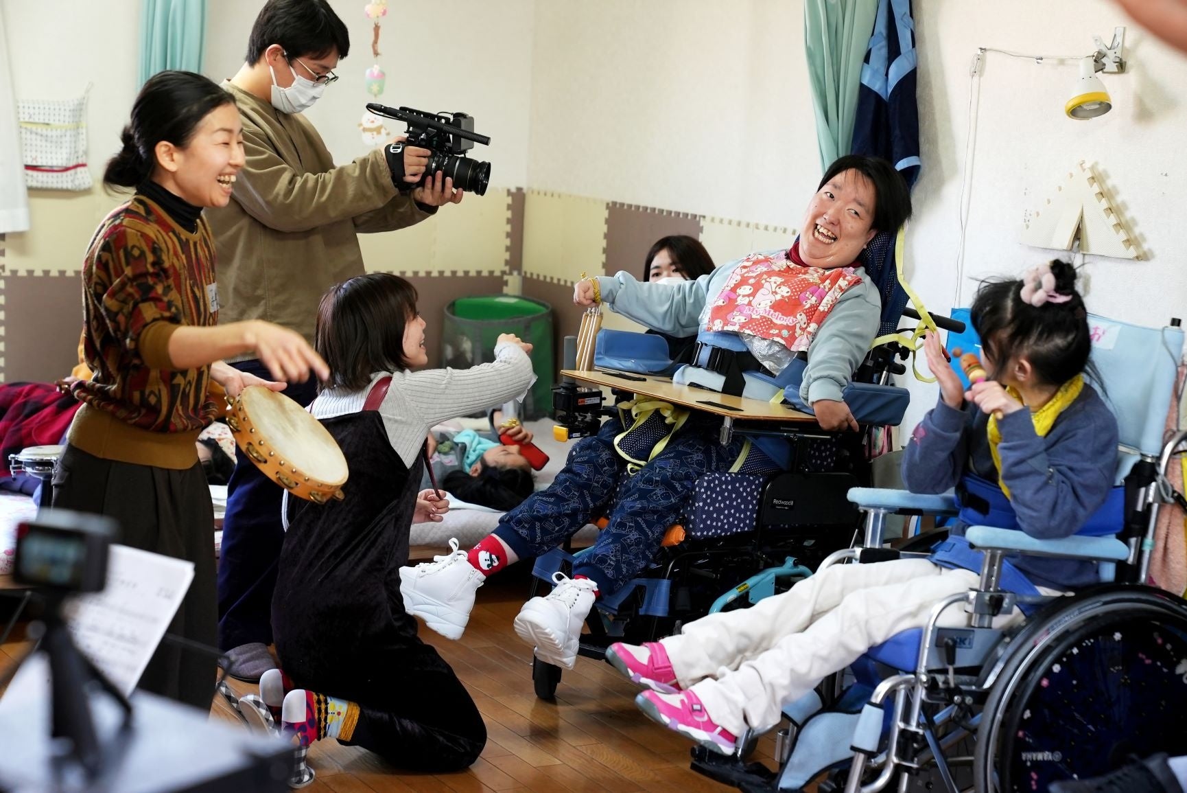 障害者支援施設等の利用者が打楽器や影絵に取り組んだ映像2作品を公開