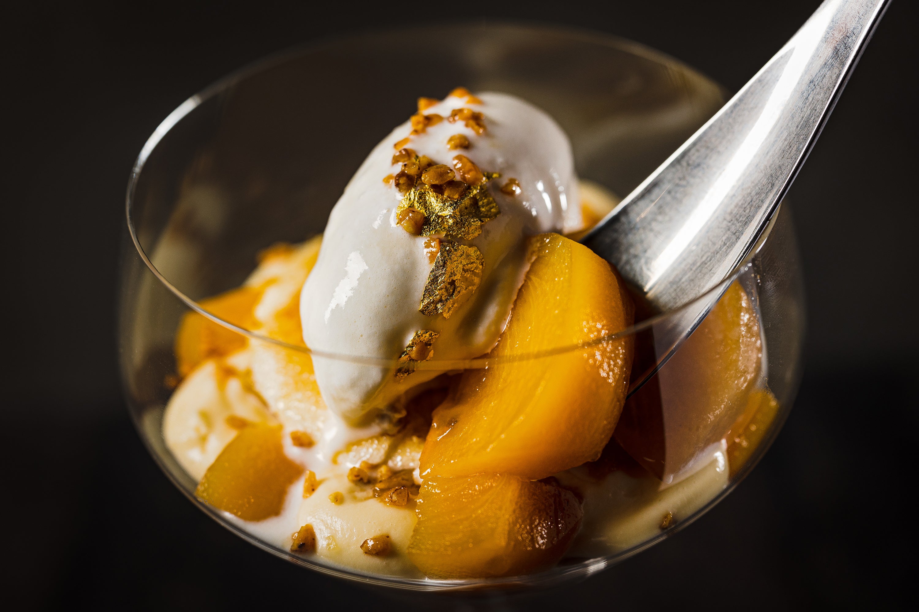 10月の季節メニュー「富有柿とフロマージュブランのシブーストパフェ〜金木犀の香りを乗せて〜」