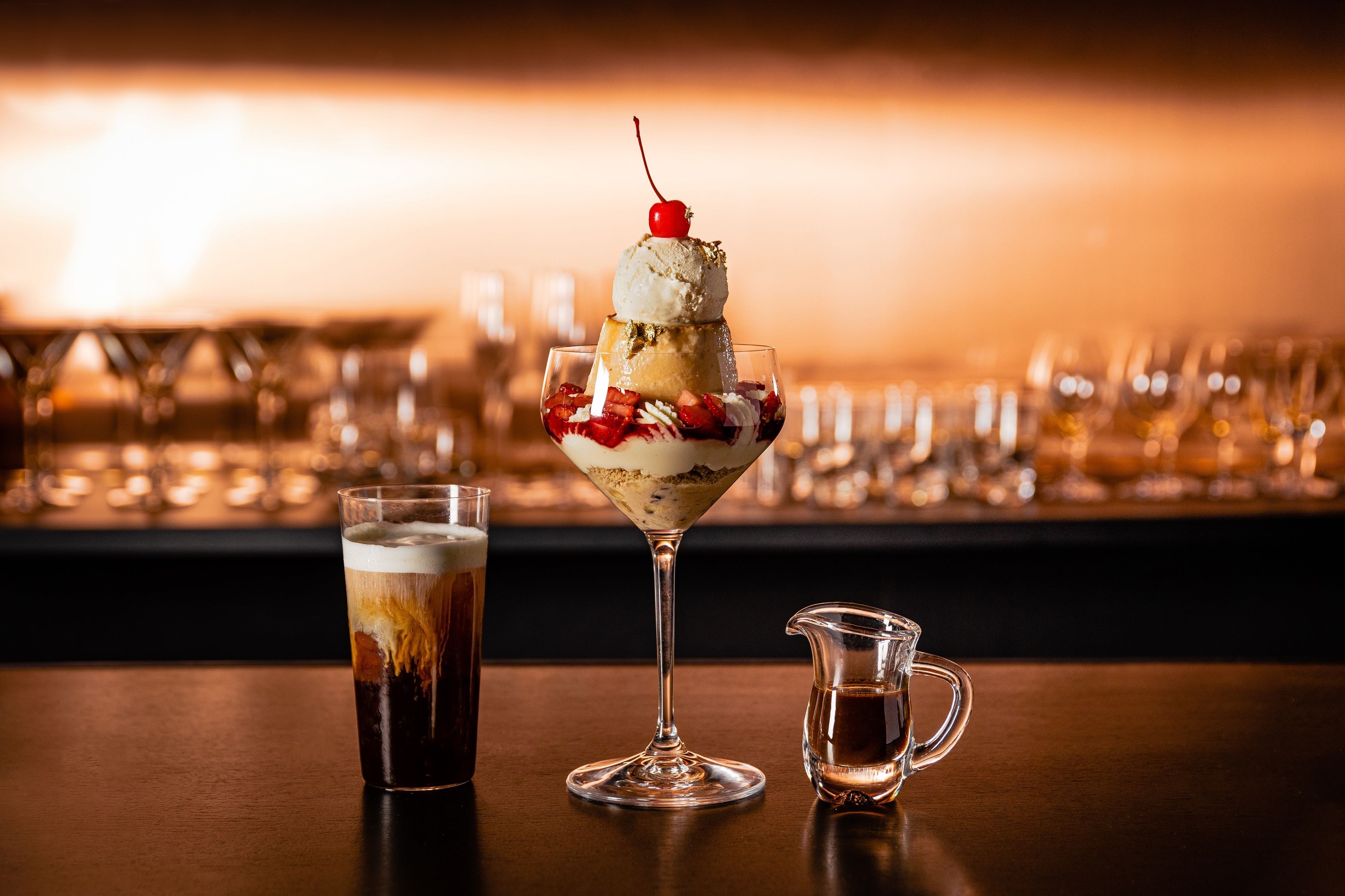 「プリンアラモードパフェ」とペアリングドリンク「アイリッシュ・コーヒー」