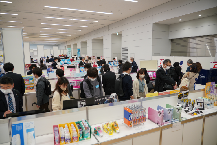 「第51回 JPM協会展 2022」における「JPM POP クリエイティブ・アワード」展示エリア観覧の様子