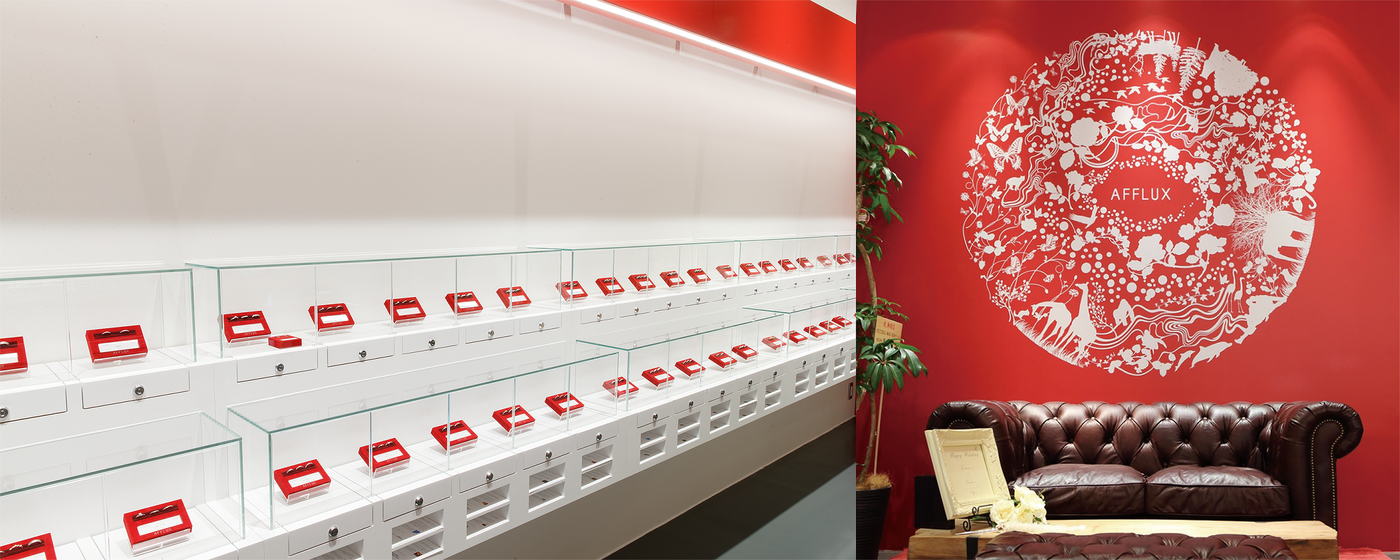 （左）一つひとつにデザインイメージとジュエリーに込められた「ゆびわ言葉®」が展示されている／（右）ブライダルジュエリーをお渡しするセレモニー席。カップルの座るソファの壁面には同社のデザインコンセプト「地球」をイメージしたロゴが記されている