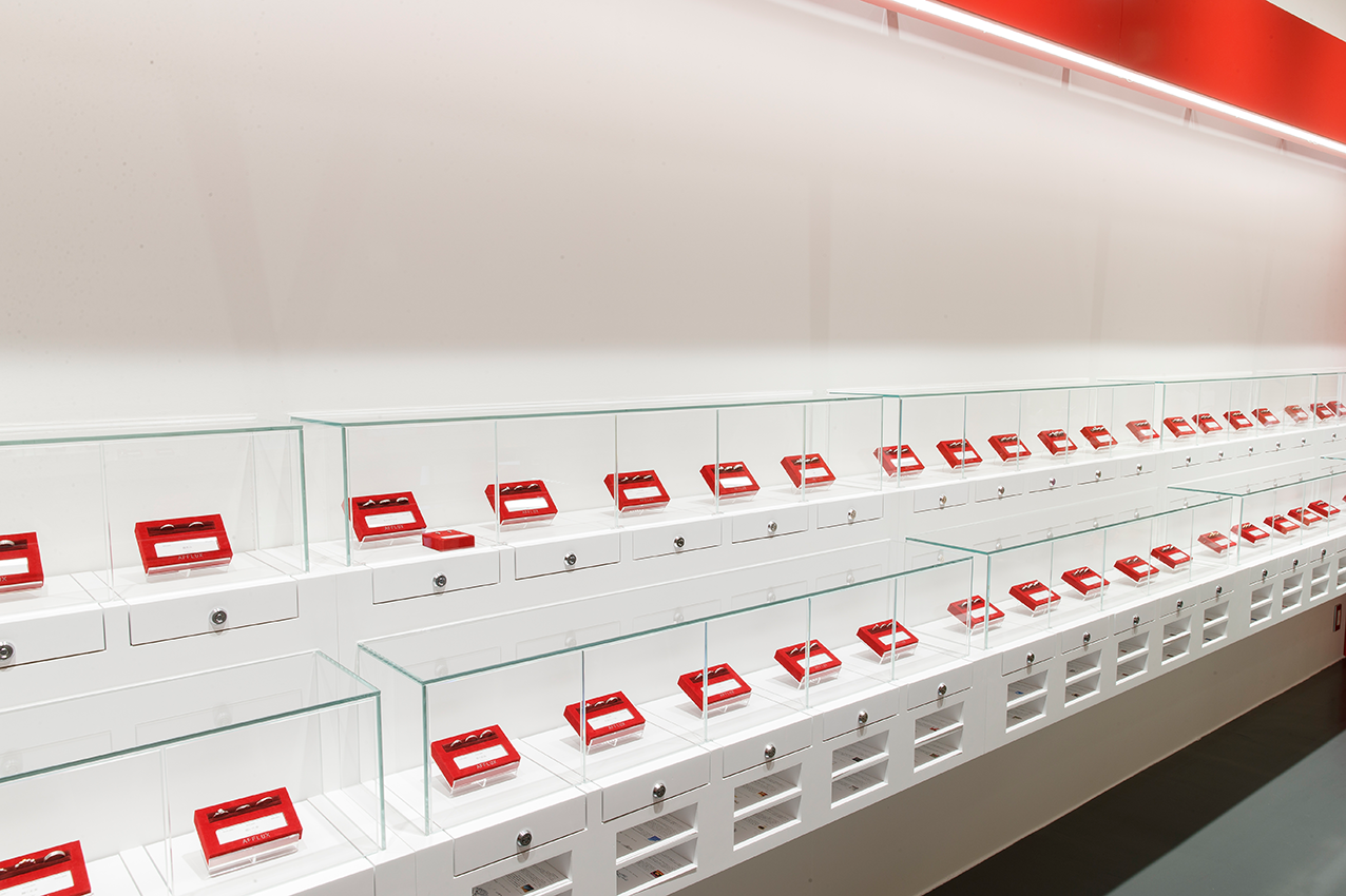 ふたりで自由に動ける店内ではオリジナルデザインが180種類以上が並ぶ。