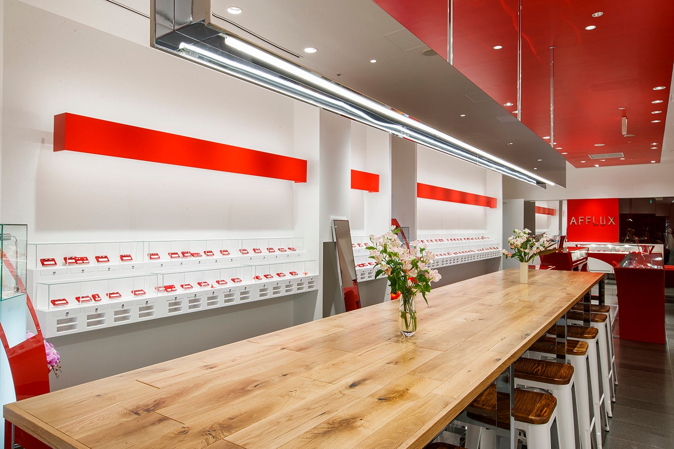 AFFLUX BRIDAL 梅田本店(ハービスPLAZA ENT 2階)店内には約1000本以上の指輪がミュージアムのように展示されており、カップルが自由に見てまわることが出来る