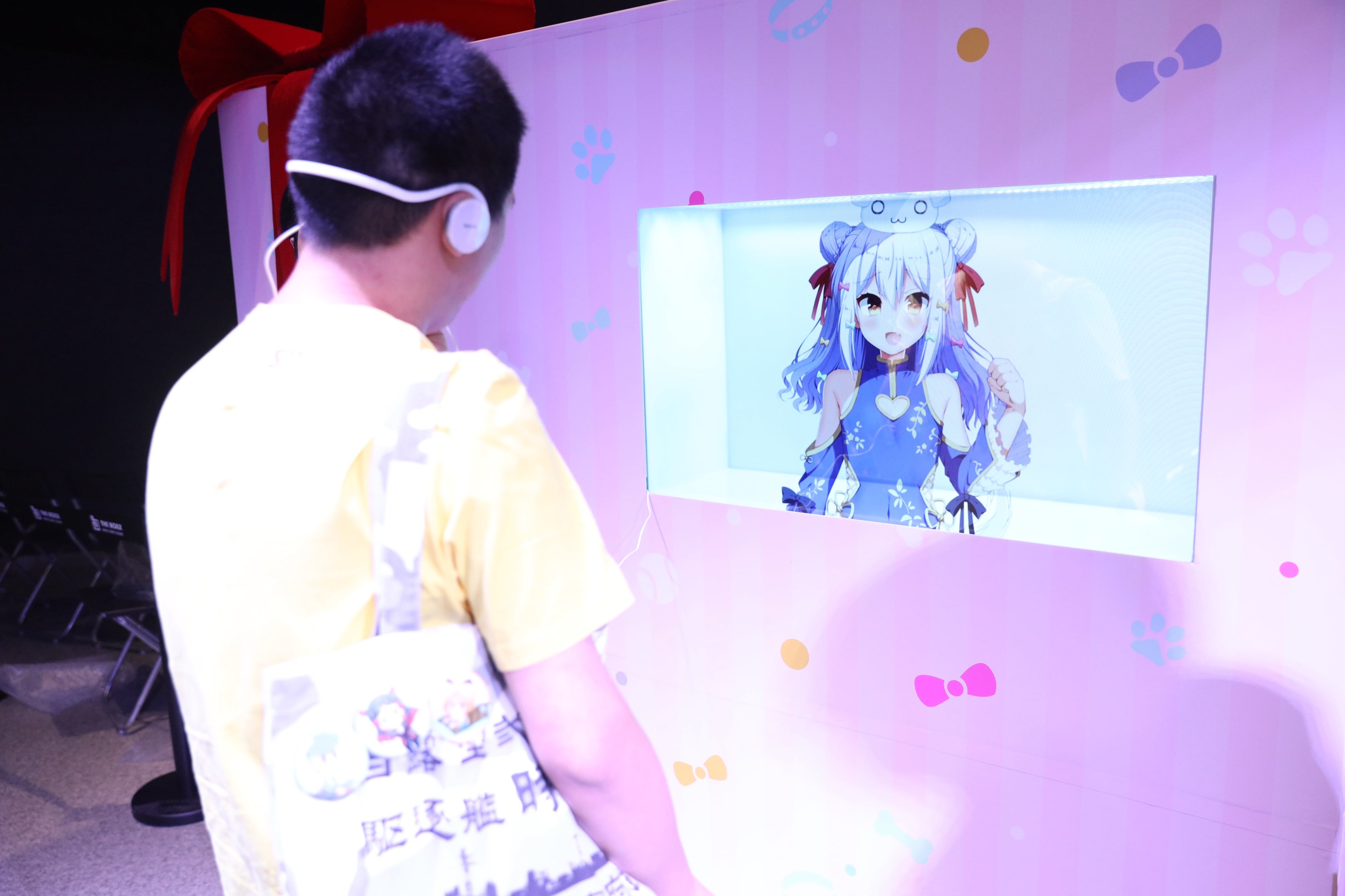 4K透過スクリーンARボックスを使用した1対1でお話ができるタッチ会の様子。まるでその場に推しがいるかのような1対1を実現。（2019年10月7日撮影）