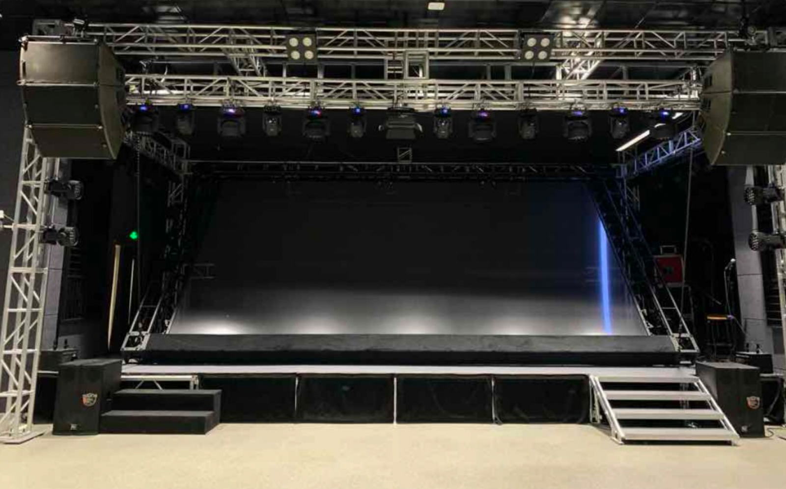 VAPOLLO SHANGHAI in THE BOXX 徐家汇 2019年にオープンした、中国初のVTuberに特化した常設ARシアター。 上海中心街のモール最上階に位置するペッパーズゴースト型ホログラム。