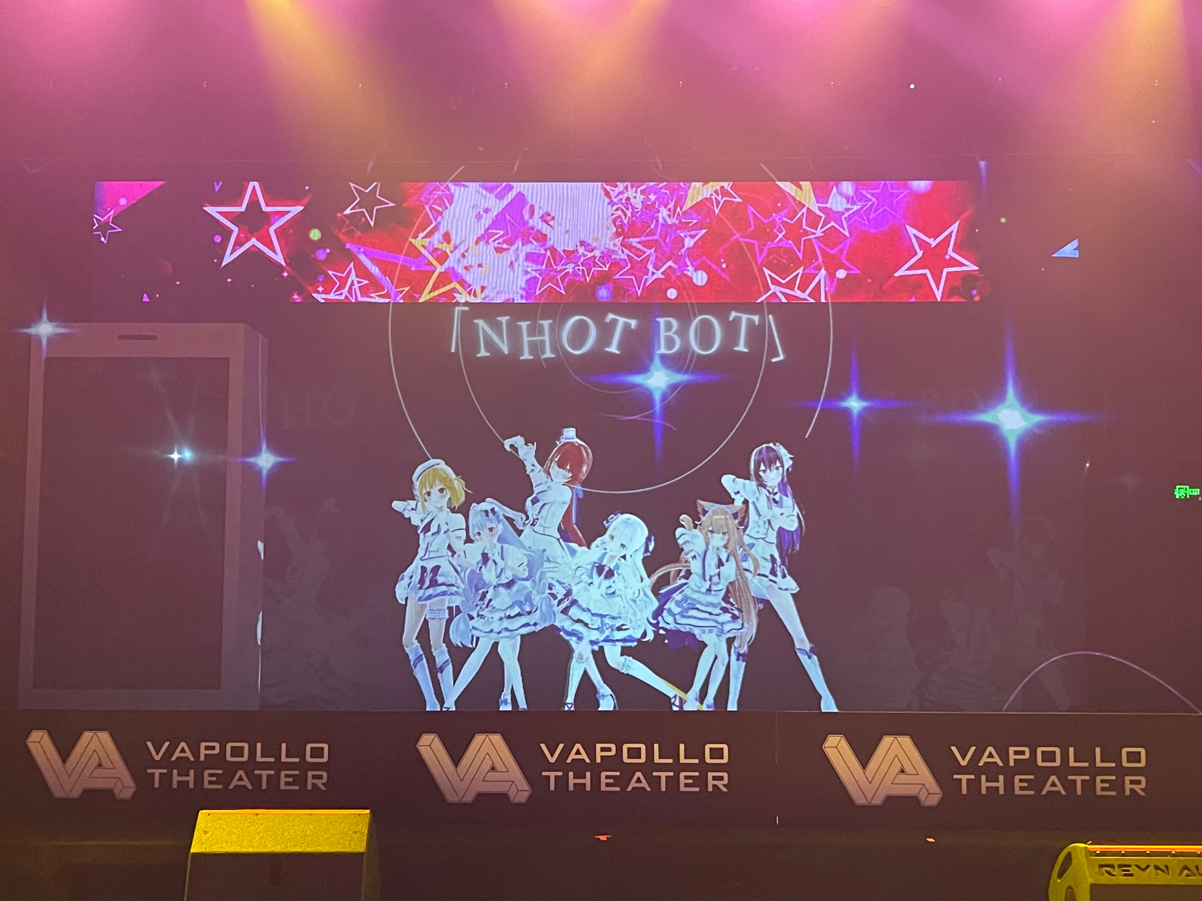 東京と上海の二つのARシアターで、同時にホログラム形式のパフォーマンス（写真上：東京Theater Mixa／写真下：上海VAPOLLO THEATER。2022年9月16日プレス発表会にてNHOT BOTのパフォーマンス）