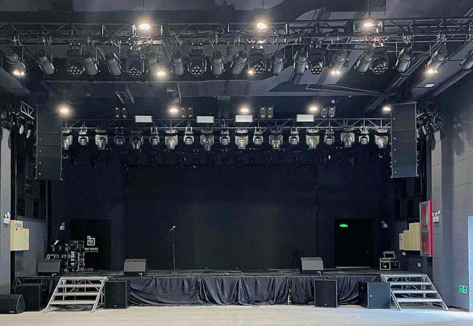 VAPOLLO SHANGHAI in THE BOXX 城市楽園 2020年にオープンした上海２拠点目のAR常設シアター。多くのレストランやショップが並ぶ老外街ストリートに位置する高輝度プロジェクター＋紗幕スクリーンタイプのホログラム。