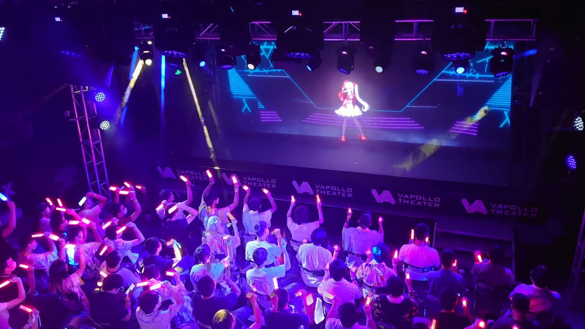 東京のモーションキャプチャースタジオからモーションデータを上海へ送信し、現地でレンダリングした上で、スクリーンに投影することにより、送信データを軽量化。リアルタイム且つ低遅延なライブを実現