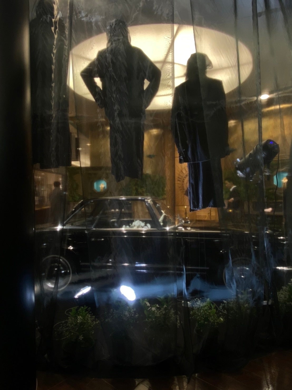 阪急メンス大阪1階で開催中のインスタレーション「この車は、わたしをどこにつれていくのだろうか」