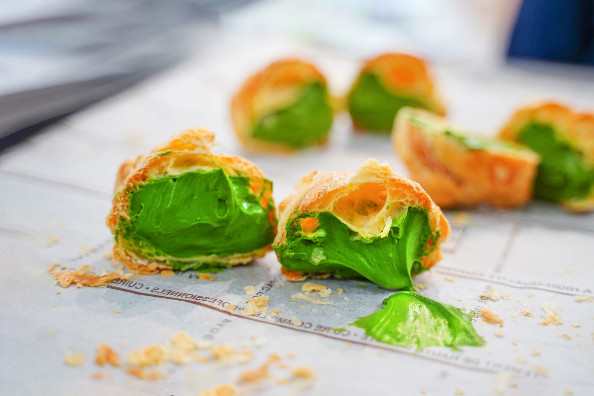 浅草・お濃茶スイーツ専門店「雷一茶」の新業態店舗「お濃茶スイーツ工房」が、11月1日よりオープンする。京都府産石臼挽き一番茶を使った看板商品「お濃茶シュークリーム」は、濃いながらも旨みを感じる本格抹茶スイーツ。