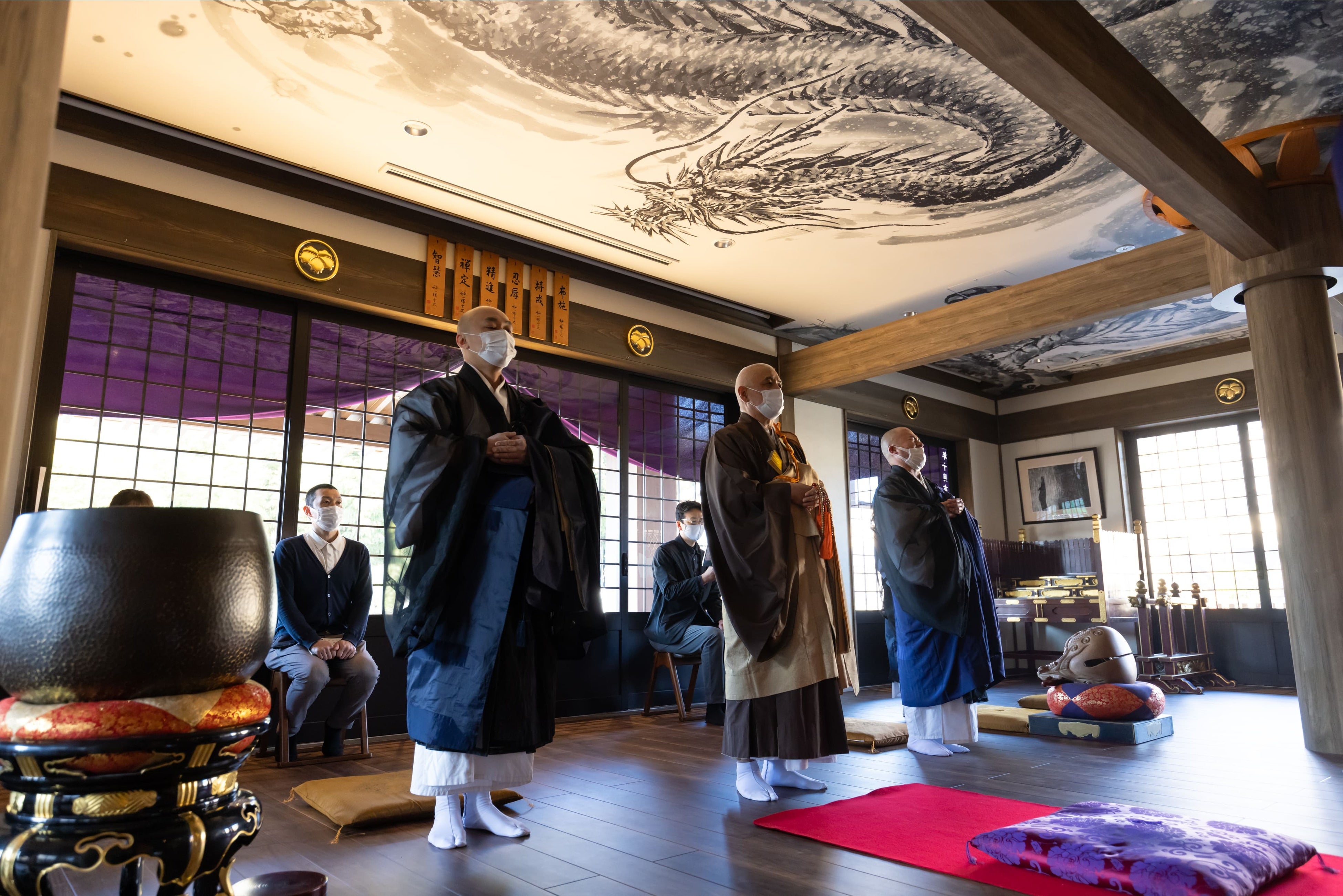 僧侶：供養の様子