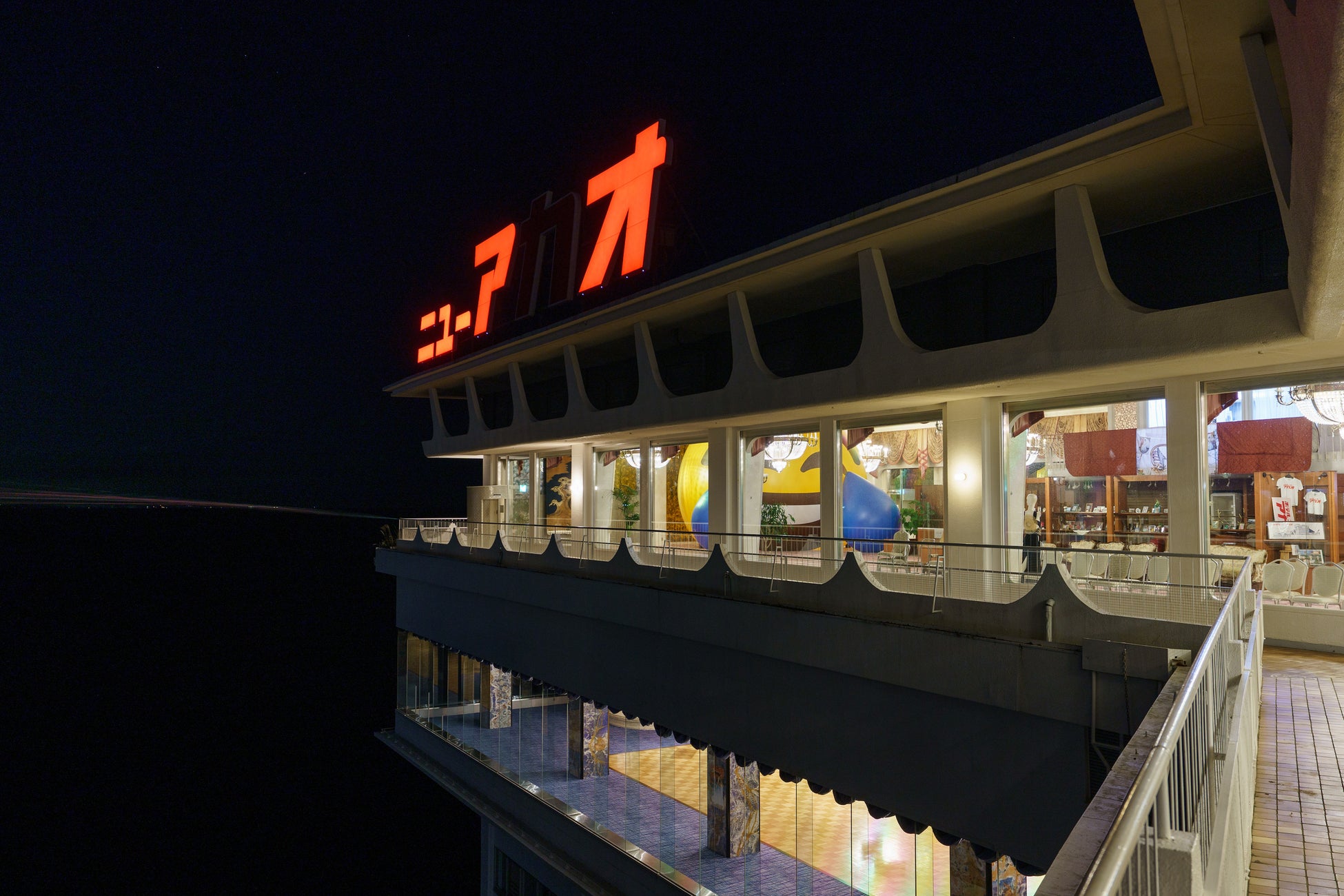 ©️ATAMI ART GRANT 2022, Artwork by Takehito Koganezawa,《ニュー ア/New A》and Masahide Matsuda,《The Big Flat Now》, photo by Naoki Take