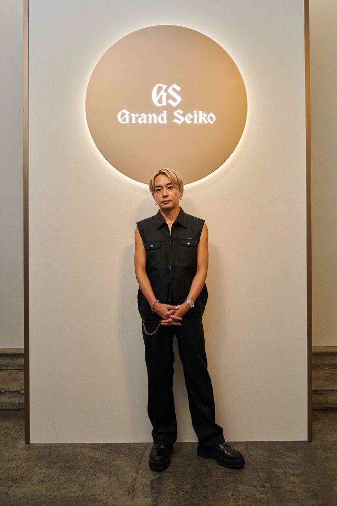 ヘア＆メイクアップアーティスト 奈良 裕也さん：　腕時計「SLGH005」を着用