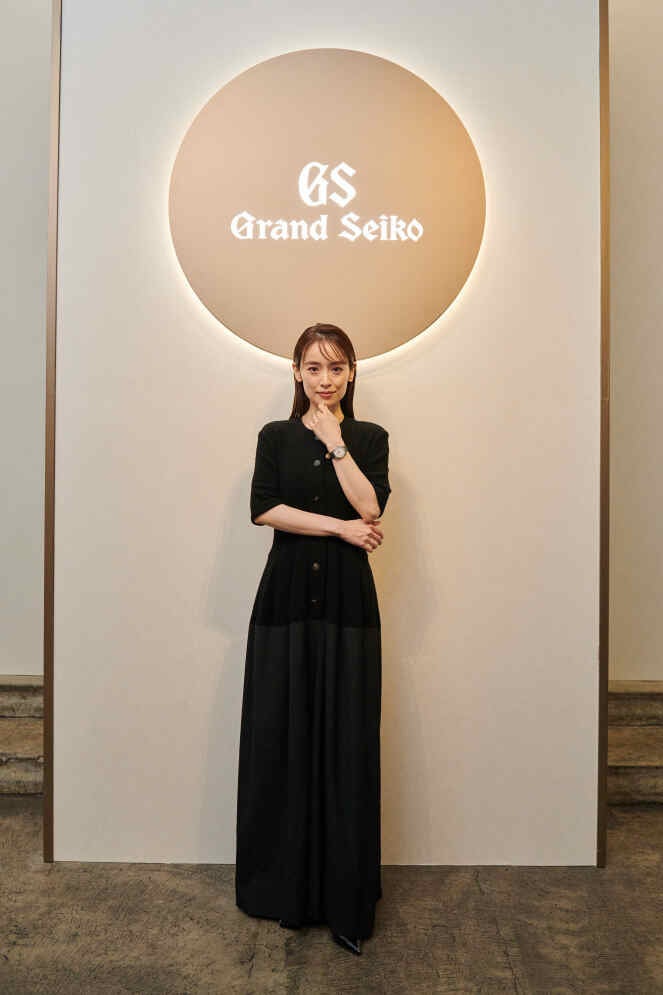 泉 里香さん：　　　　　　　　　　　　　　　　　　美しく静かな佇まいの「SBGX347」を着用