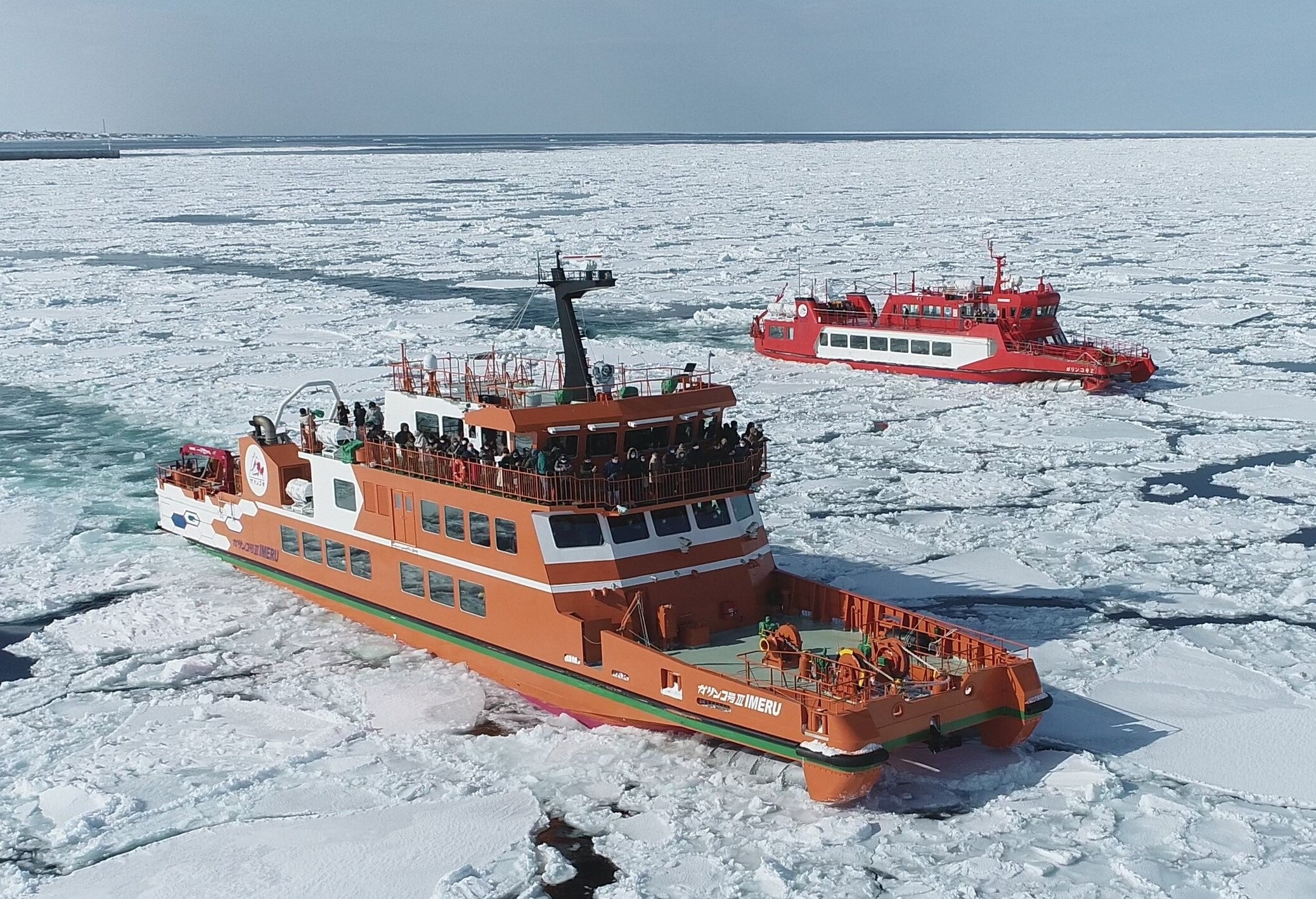 ガリンコ号Ⅲ　IMERU（手前）とガリンコ号Ⅱ（奥）