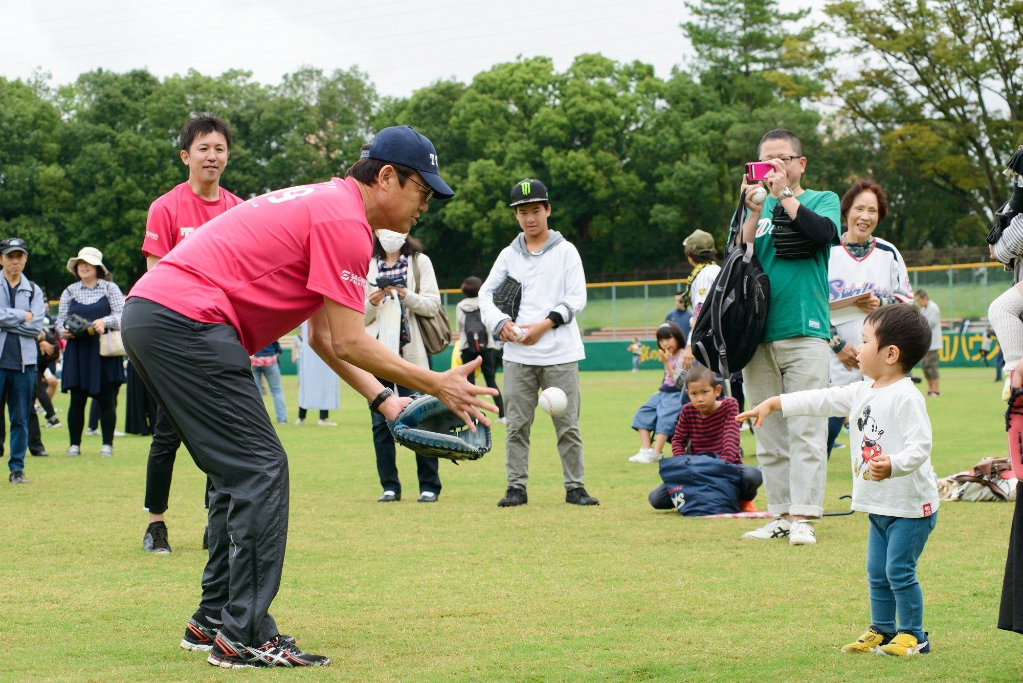子どもとキャッチボールをする古田さん（2019年の「東京キャッチボールクラブin京都」）