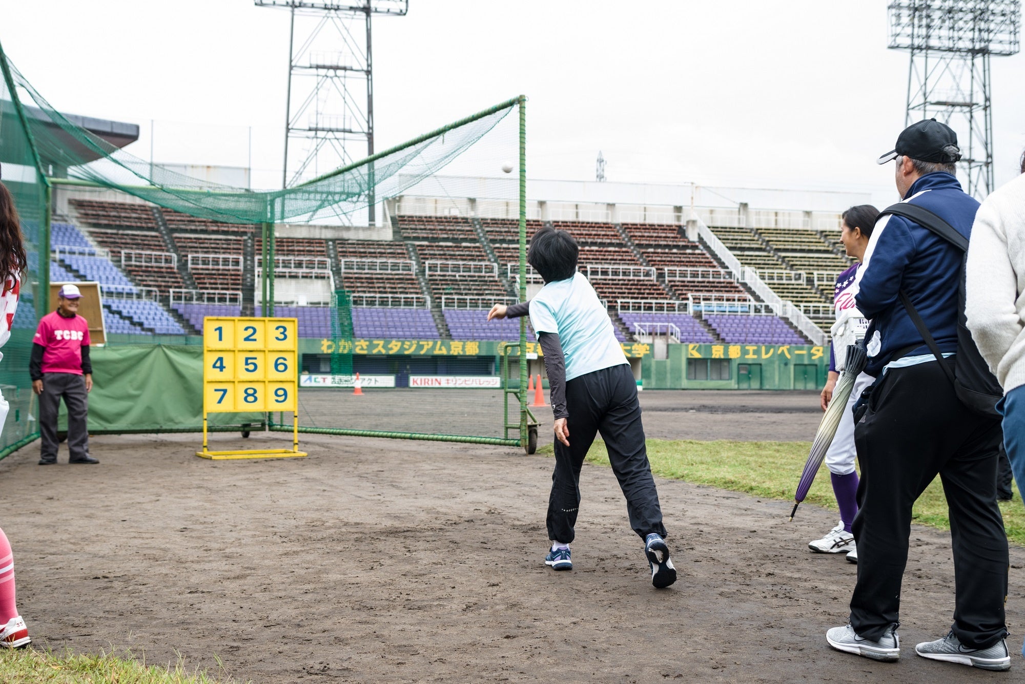 ストライクチャレンジに挑戦する参加者（2019年の「東京キャッチボールクラブin京都」）