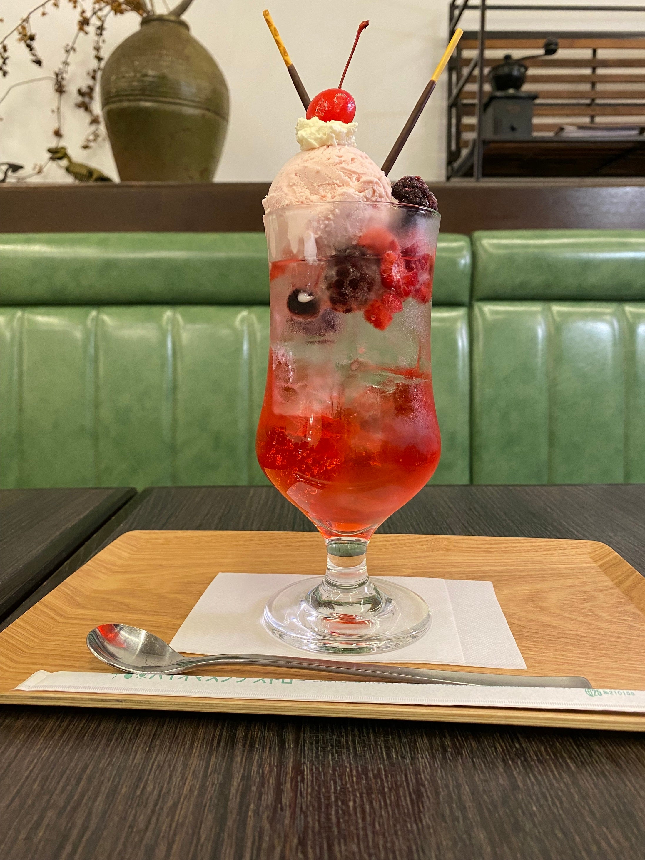 ベリーソーダフロート 900円（税込）