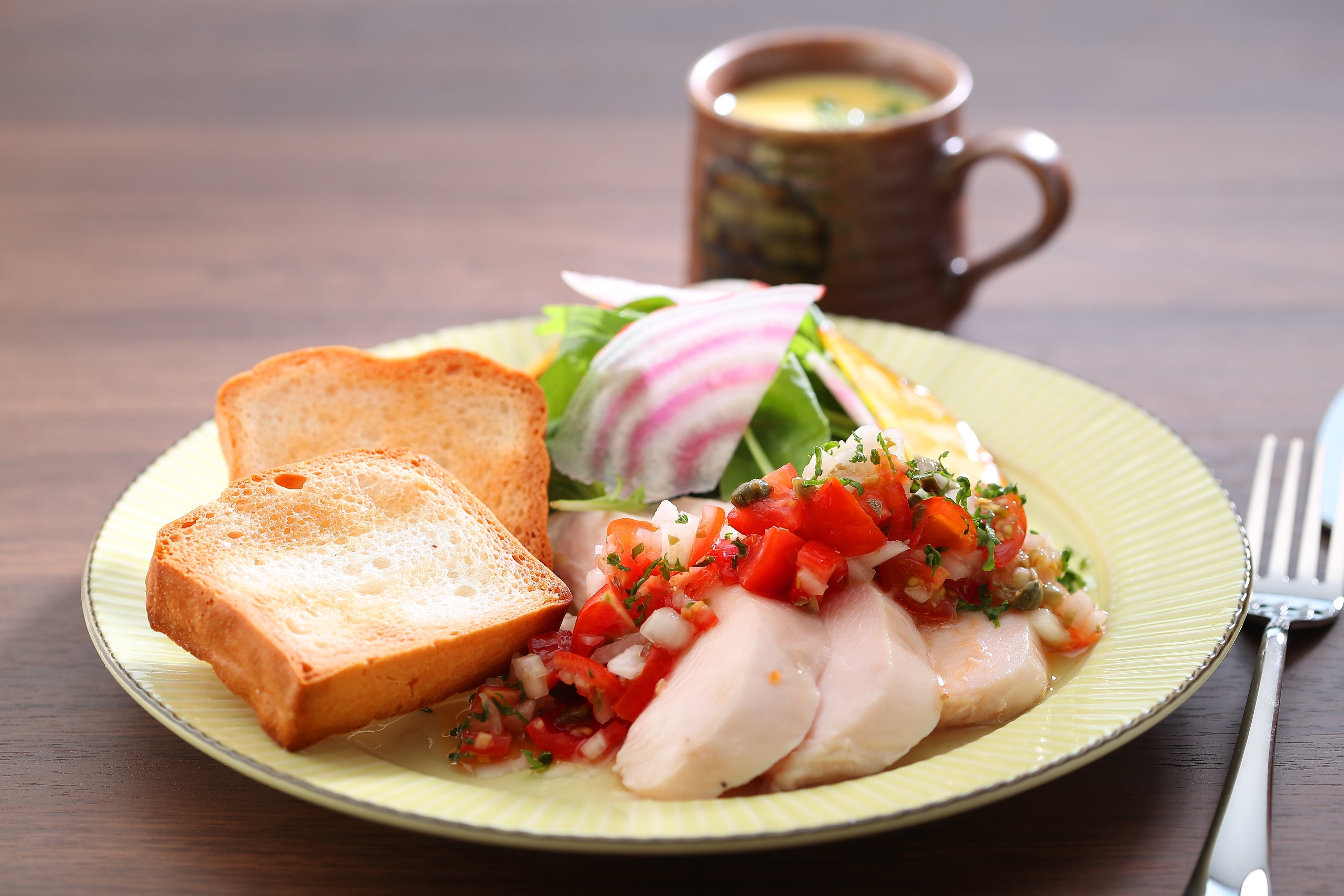 柔らかチキンにサラダとスープが付いた【ŌRAプレート「恵」】