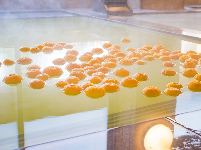 極楽湯、12/22の冬至にちなみ本物のゆずを浮かべる『ゆず湯