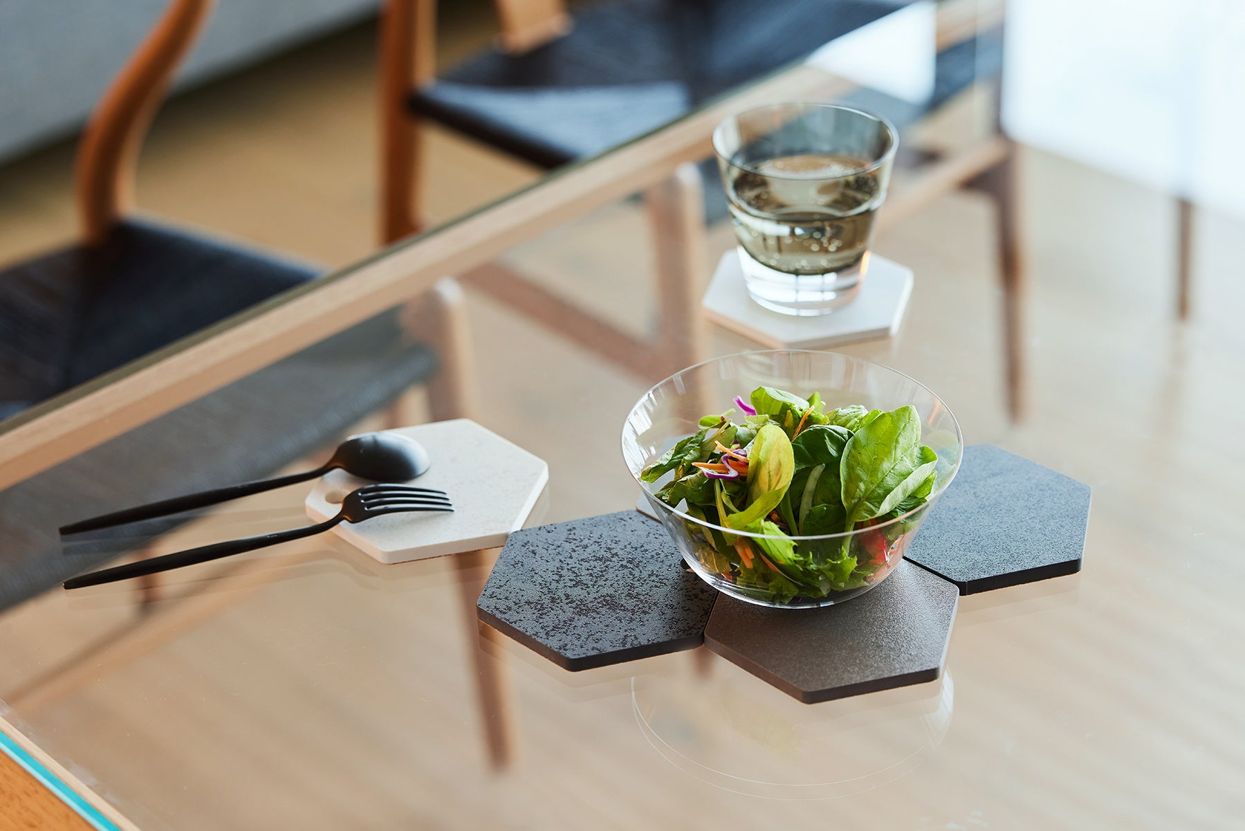 テーブルコーディネイトを自由に楽しめる6角形。組み合わせることで、さまざまな大きさの食器に使用できます。／Coaster SUPERLE