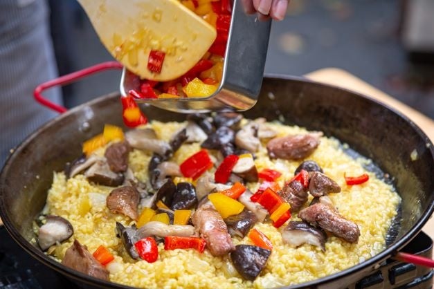 アウトドアでパエリア作り