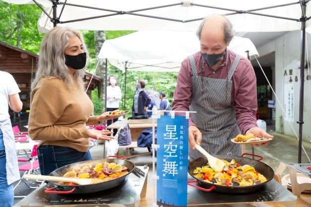できあがったパエリアをその場で試食
