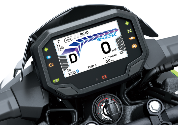 TFT 液晶スクリーンの時計部分にはKawasaki Type 001、それ以外の部分には、Kawasaki Type 002 が使われている。