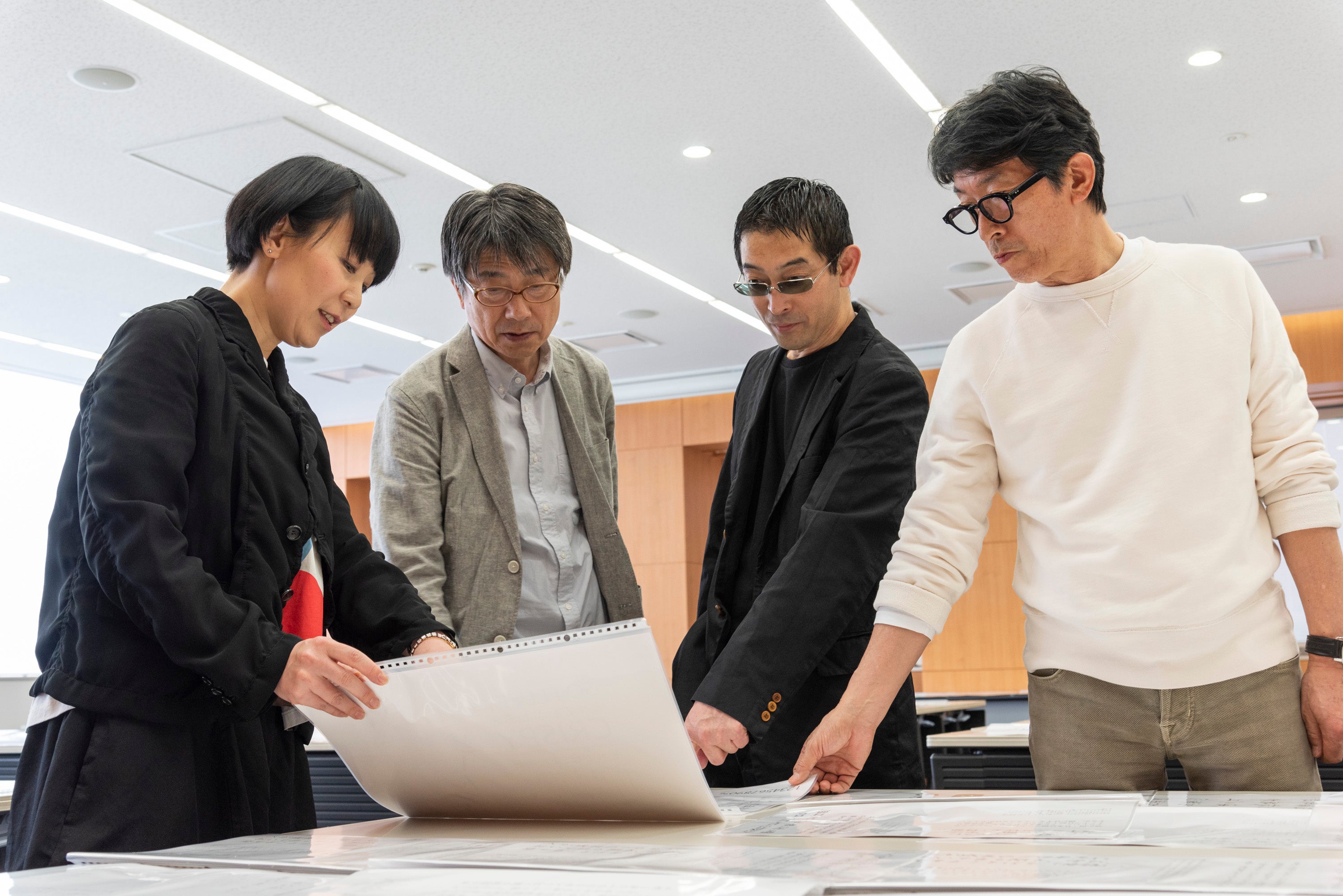 和文部門の作品を審査する2019年度の審査員。写真左から西塚涼子氏、鳥海修氏、北川一成氏、廣村正彰氏