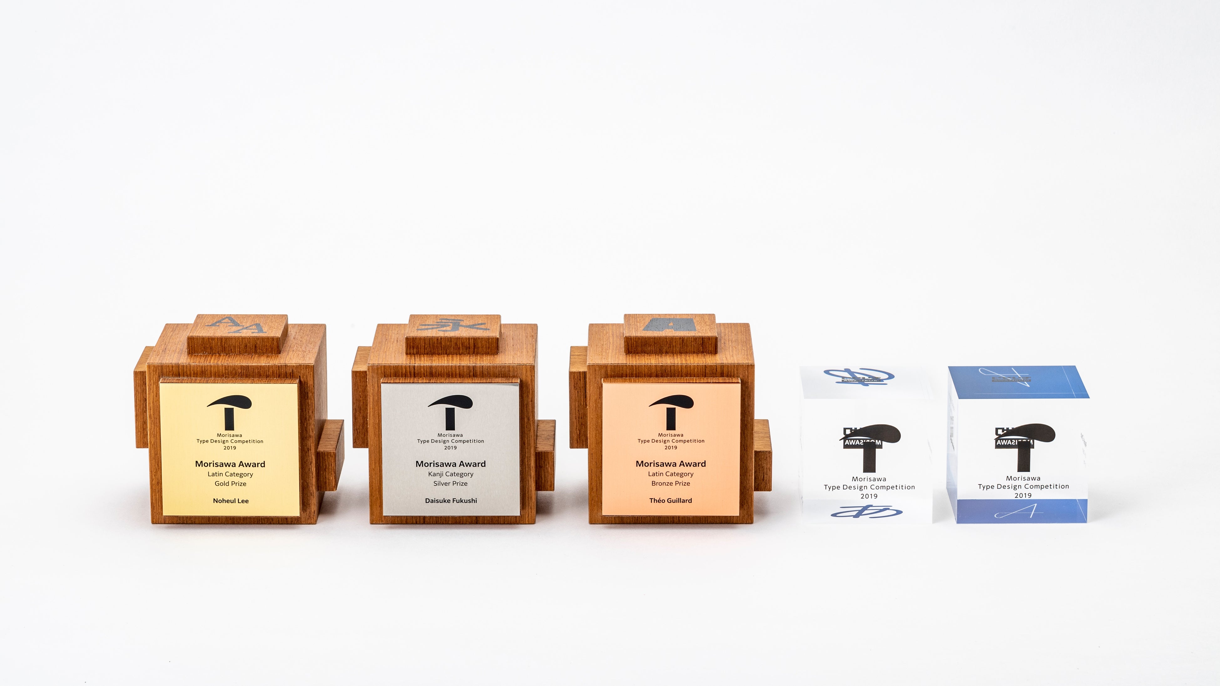 2019年度の入賞者に贈られたトロフィー