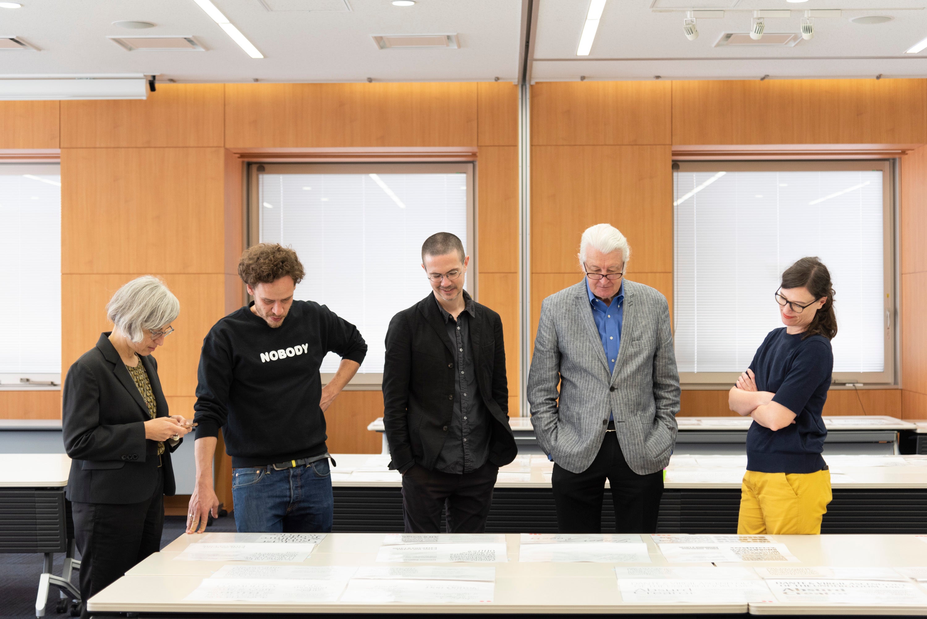 欧文部門の作品を審査する2019年度の審査員。写真左からラウラ・ミセゲル氏、イリヤ・ルーデラマン氏、サイラス️・ハイスミス氏、マシュー・カーター氏、インドラ・クッファーシュミット氏