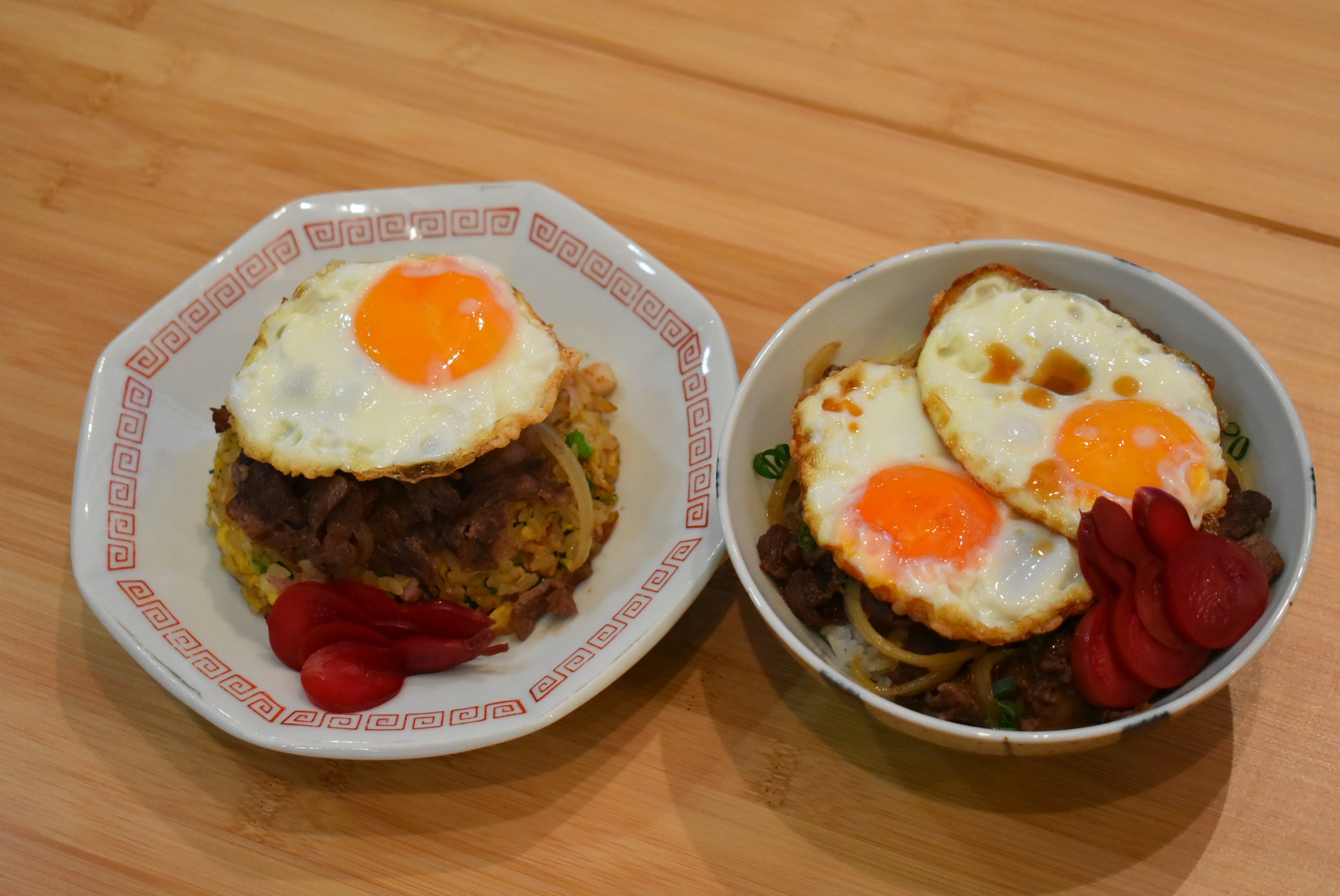 写真（左）鳥羽シェフアレンジver（養老飯チャーハン）　　（右）養老飯（ベースレシピ）