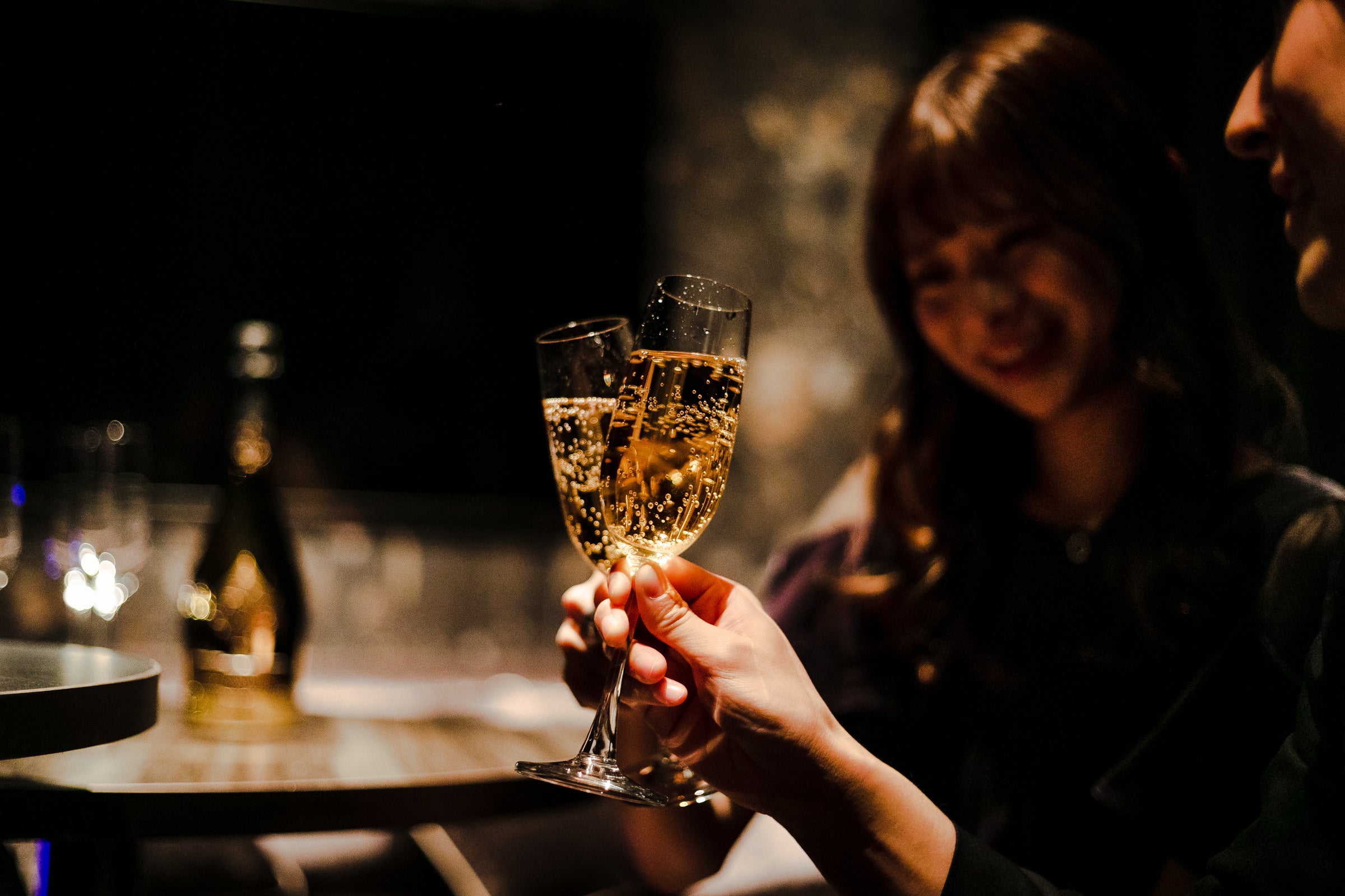 東京おすすめBAR（バー）個室を利用する男女グループ