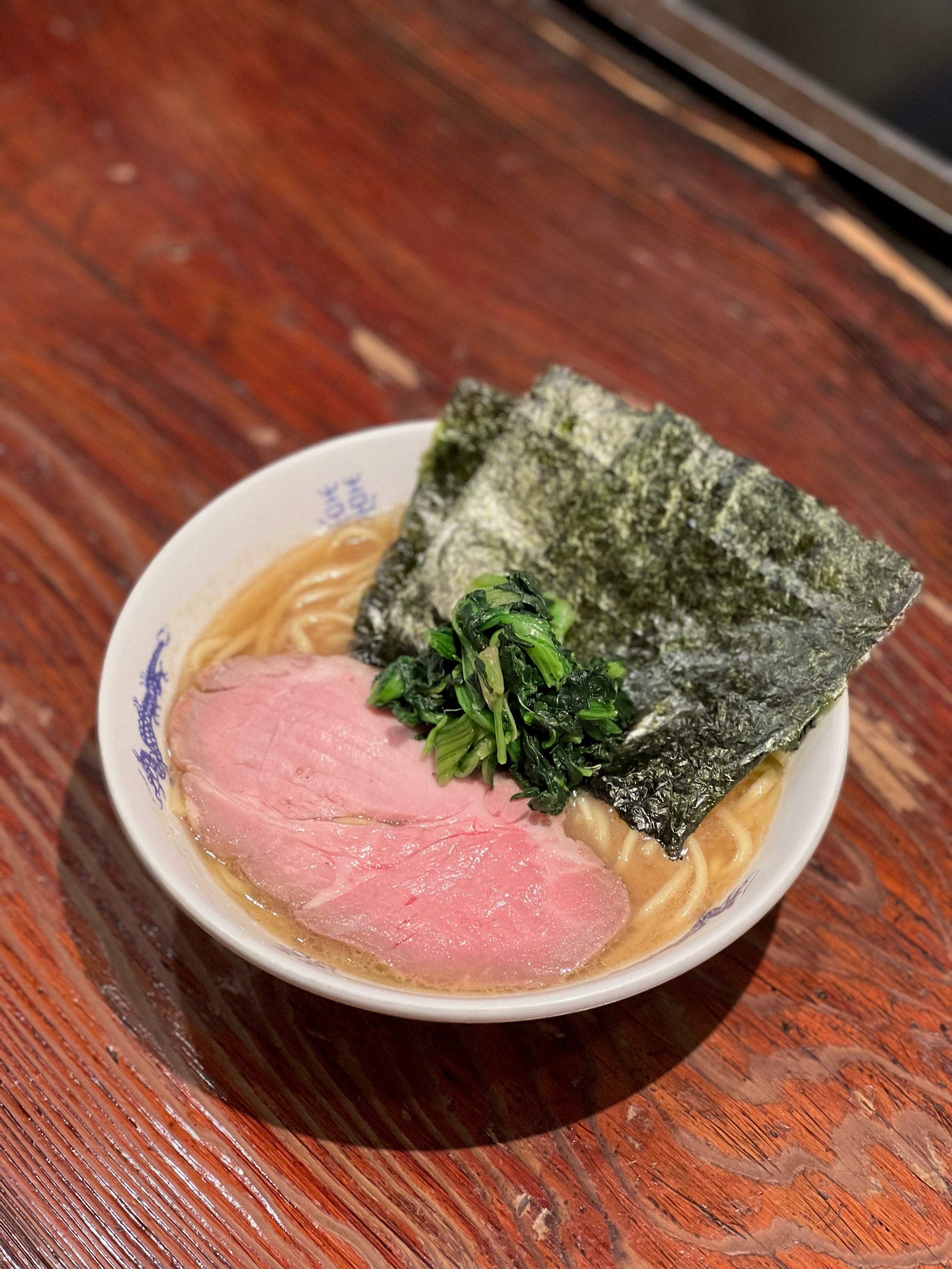 ラーメン小池さん専用 特製鶏醤油らぁ麺と卵黄乗せ焼豚飯🍥 小麦のうまさが際立つぱつ