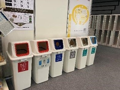 ミネラルウォーター入り紙容器専用の回収ボックス（左から2番目）